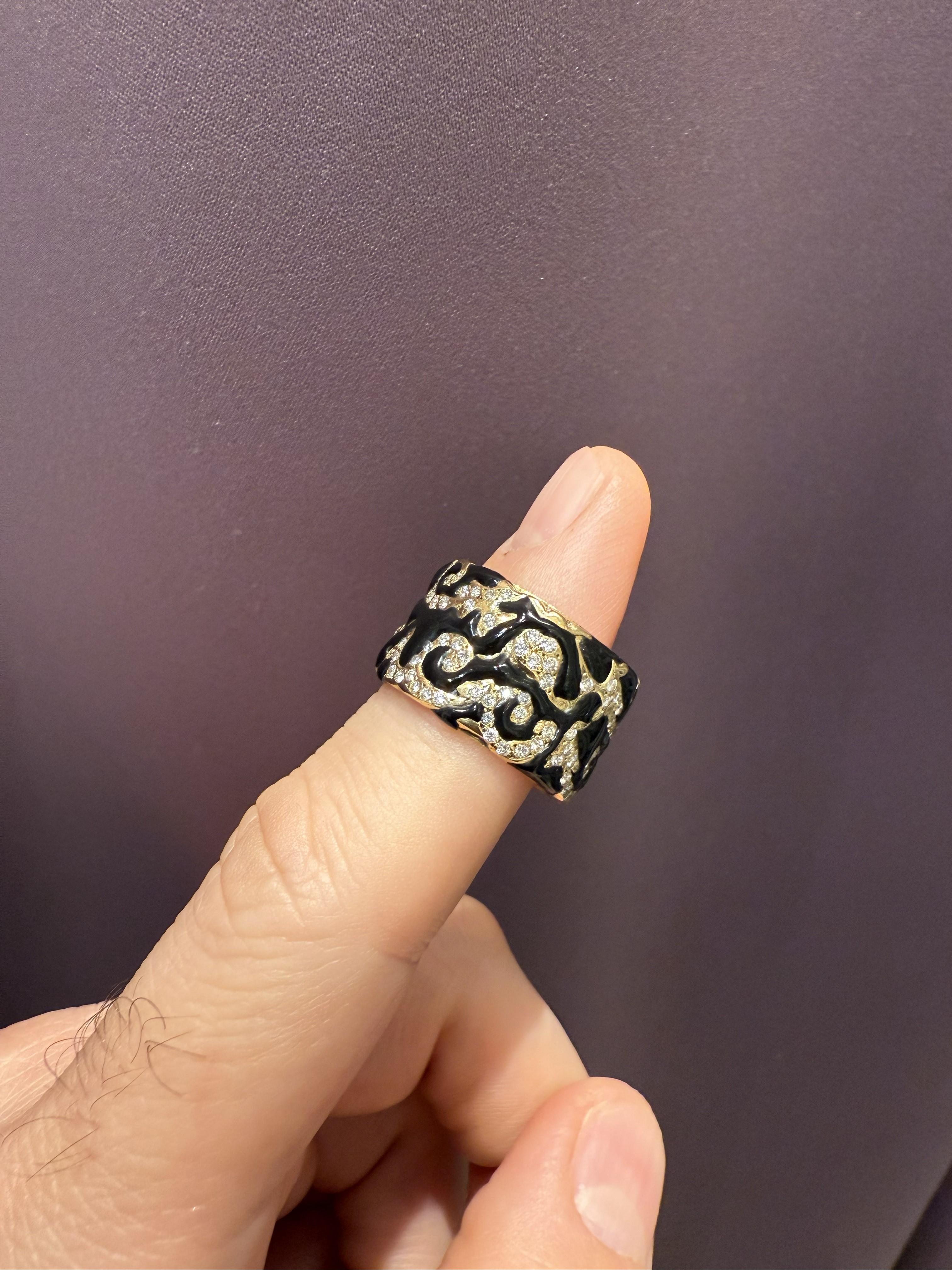 Taglio brillante Anello da cocktail Rosior d'epoca in oro giallo con diamanti e ceramica nera in vendita