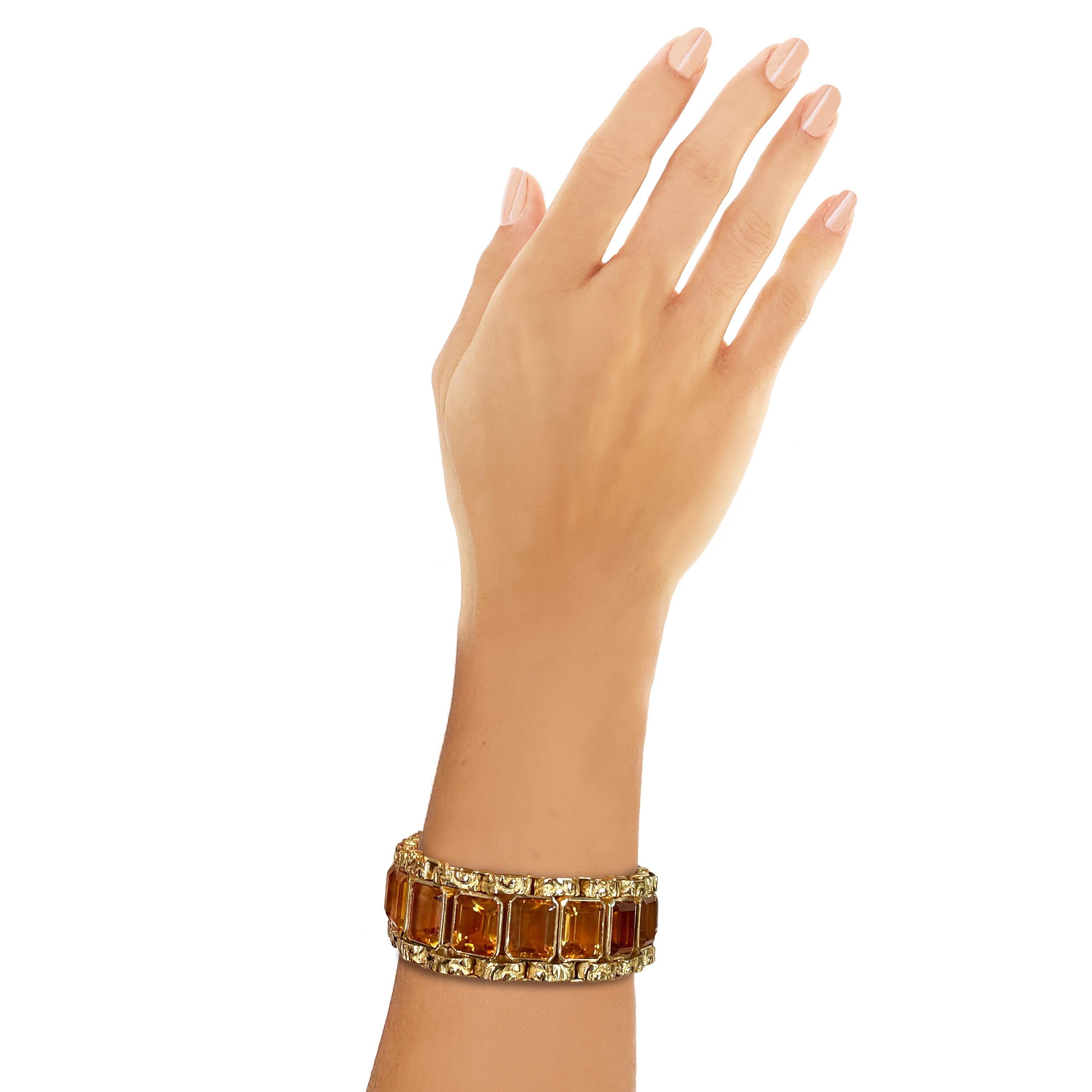 Vintage Rosior Hand gemeißelt 19,2 K Gelbgold-Armband mit gesetzt:
- 19 Topase im Smaragdschliff mit 69,80 ct.
Einzigartiges Stück mit einem eigenen Echtheitszertifikat.
Von der portugiesischen Prüfstelle als 19,2k Gold gestempelt.
Mit Rosior-Punze