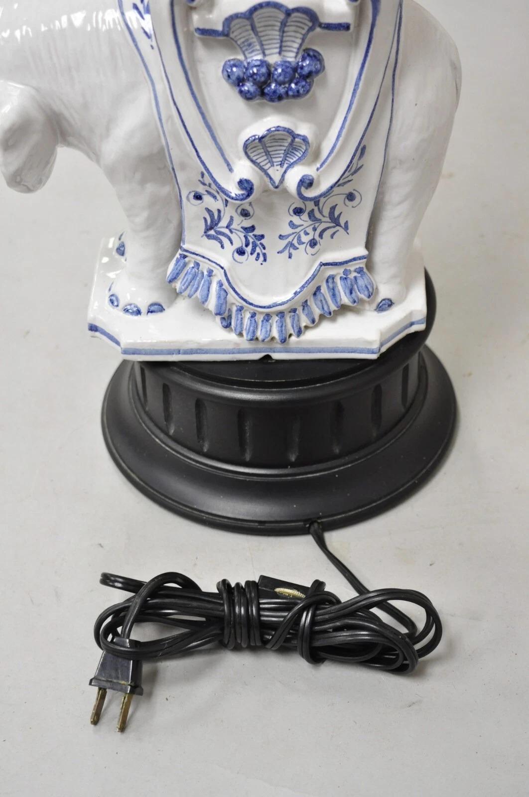 Lámpara de mesa vintage Ross & Seeley Chinoiserie Tall Blue White Porcelain Elephant en venta 4