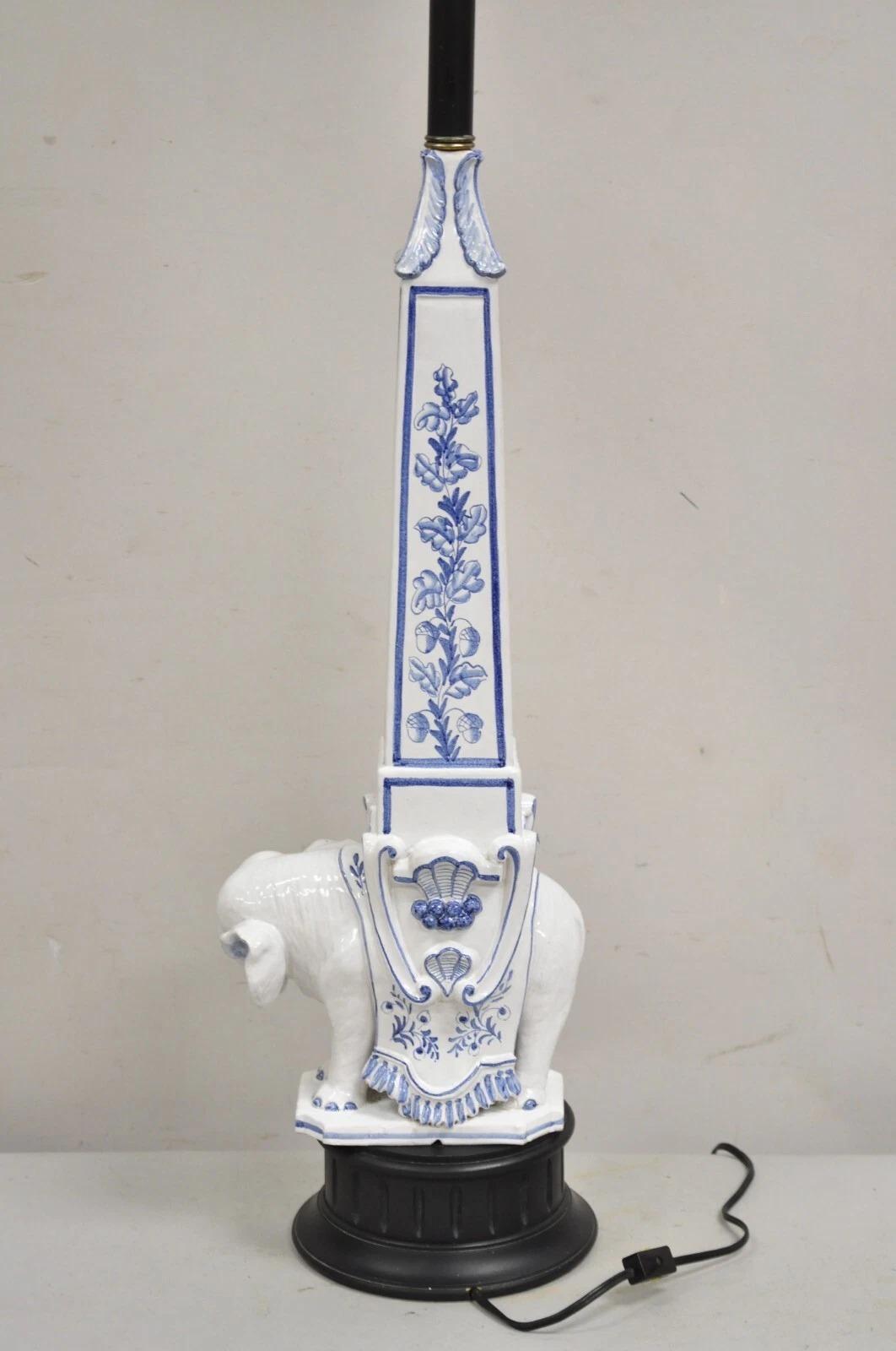 Lámpara de mesa vintage Ross & Seeley Chinoiserie Tall Blue White Porcelain Elephant en venta 6