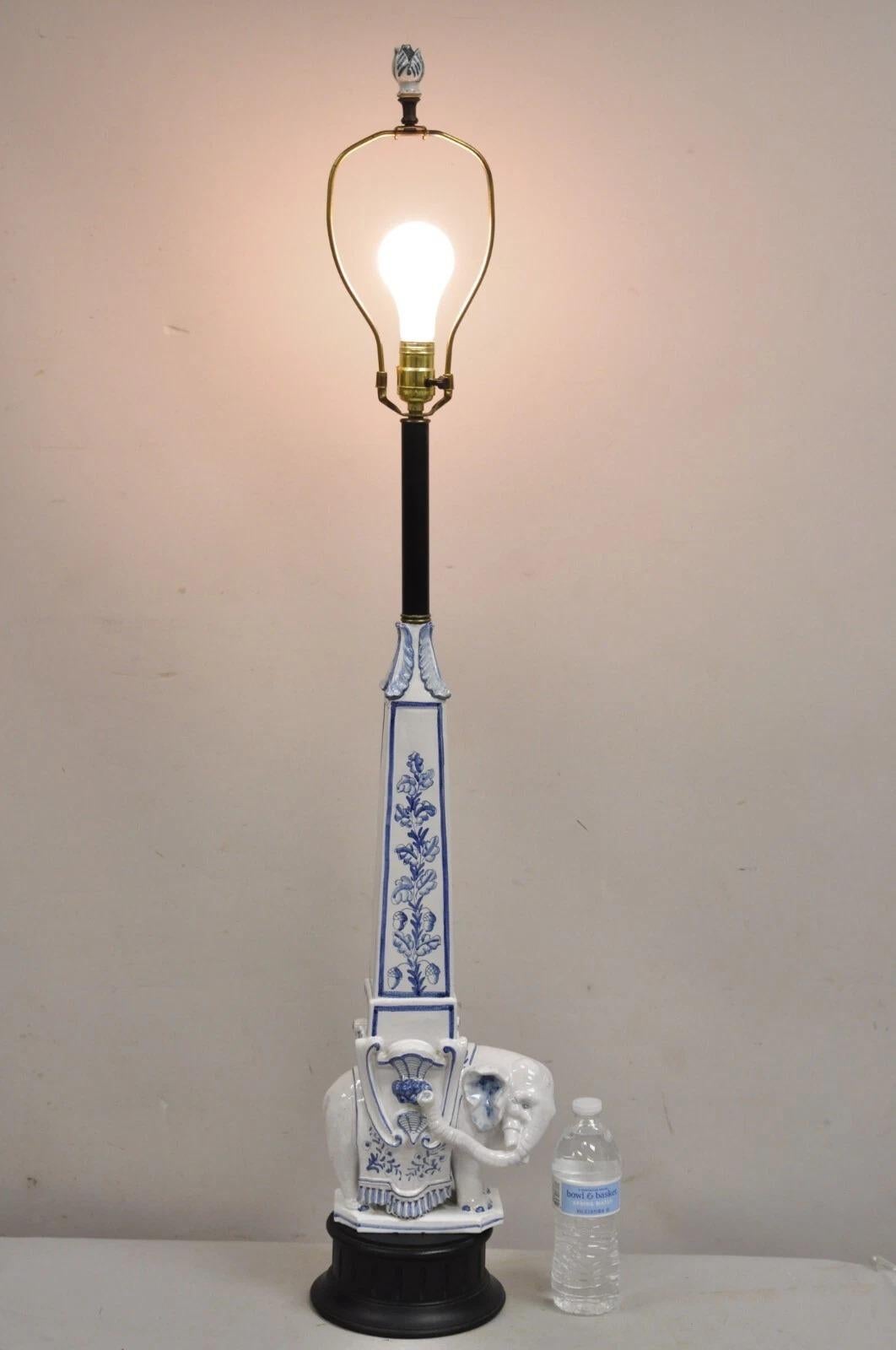 Lámpara de mesa vintage Ross & Seeley Chinoiserie Elefante alto de porcelana azul y blanca. Mediados del siglo XX. Medidas: 46