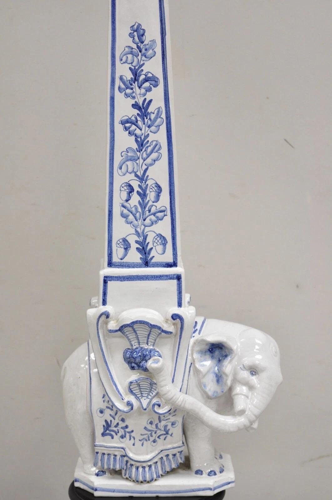 Lámpara de mesa vintage Ross & Seeley Chinoiserie Tall Blue White Porcelain Elephant Desconocido en venta
