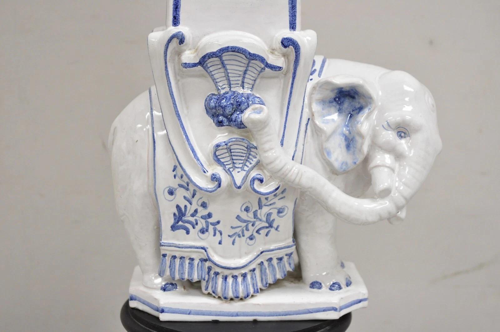 Lámpara de mesa vintage Ross & Seeley Chinoiserie Tall Blue White Porcelain Elephant en Bueno estado para la venta en Philadelphia, PA