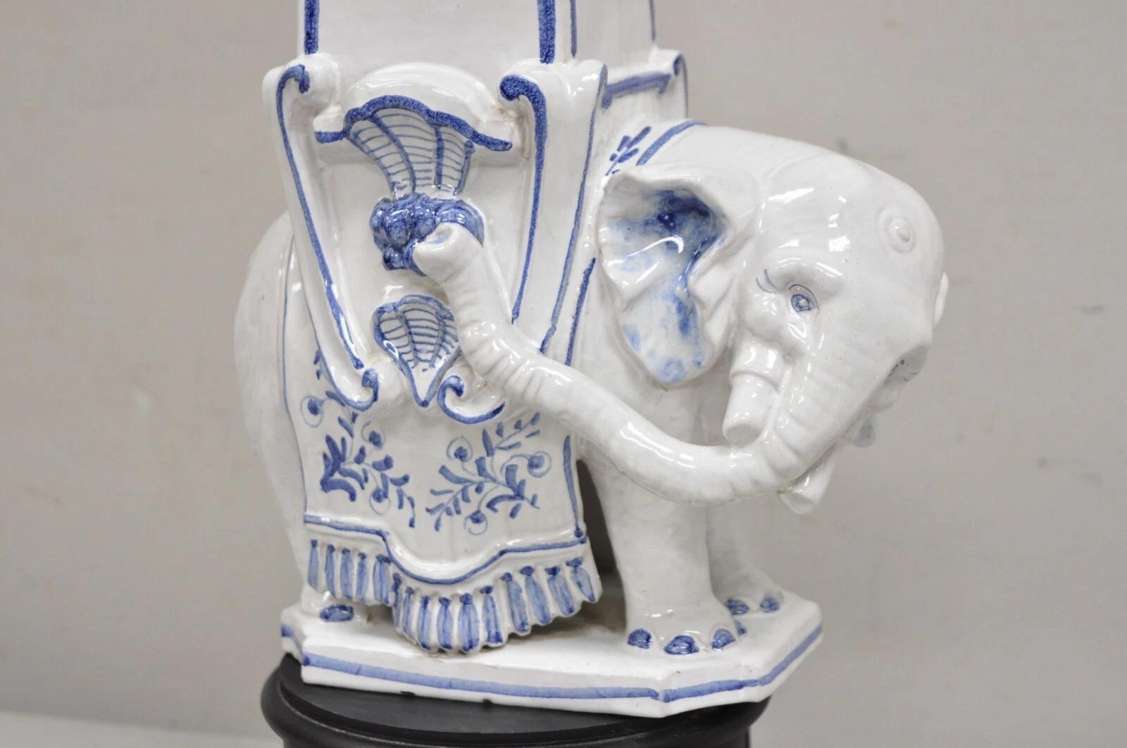 Lámpara de mesa vintage Ross & Seeley Chinoiserie Tall Blue White Porcelain Elephant siglo XX en venta