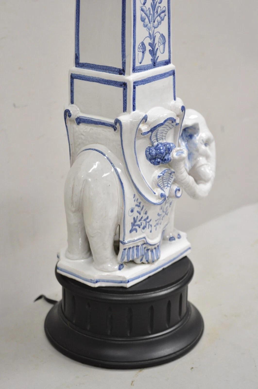 Lámpara de mesa vintage Ross & Seeley Chinoiserie Tall Blue White Porcelain Elephant en venta 1