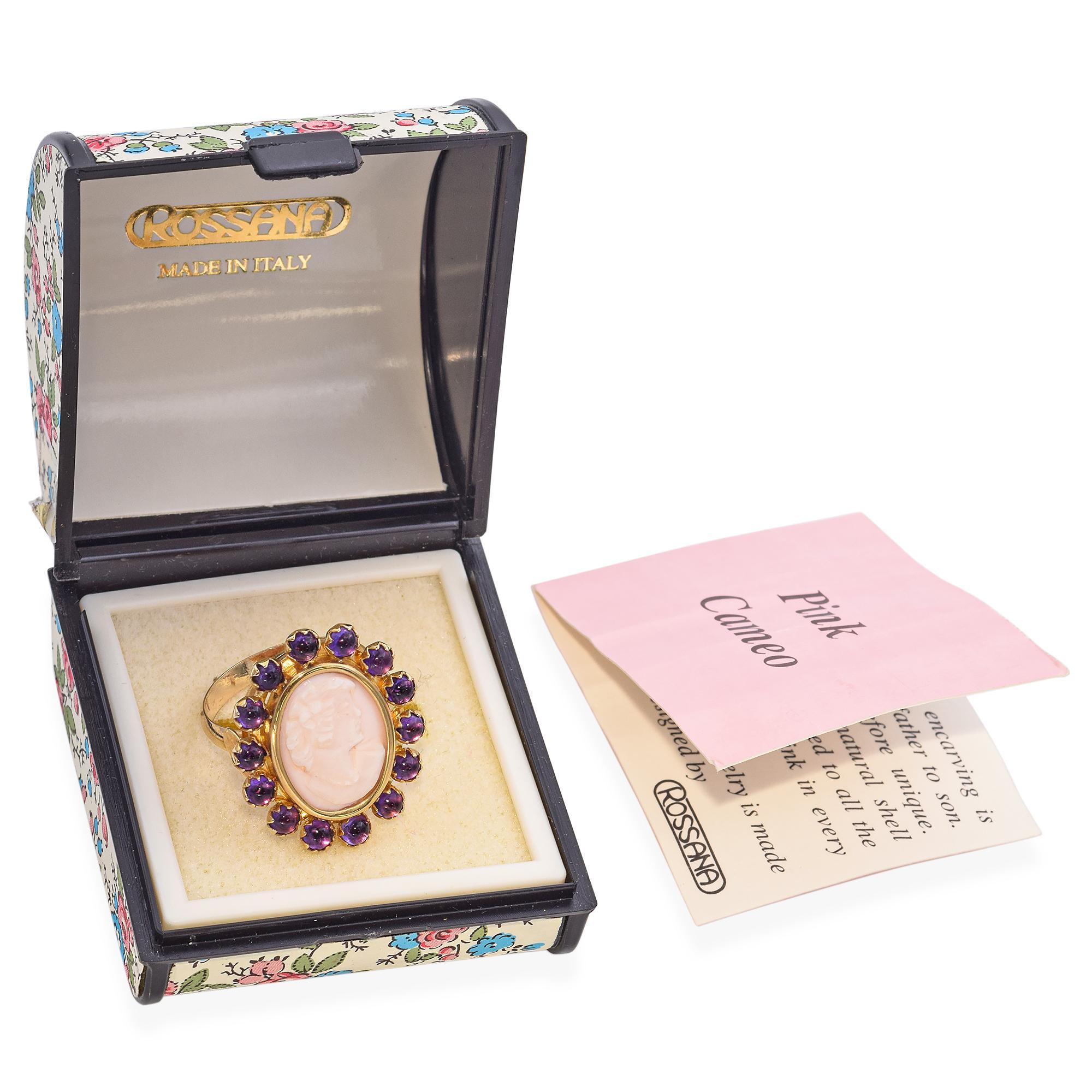 Eleganter italienischer Muschelring mit rosa Kamee und Amethyst von Rossana in Italien. Dieser exquisite Ring ist aus 14k Gelbgold gefertigt. In der Mitte des Schmuckstücks befindet sich eine zarte Kamee, umgeben von violetten Amethysten im