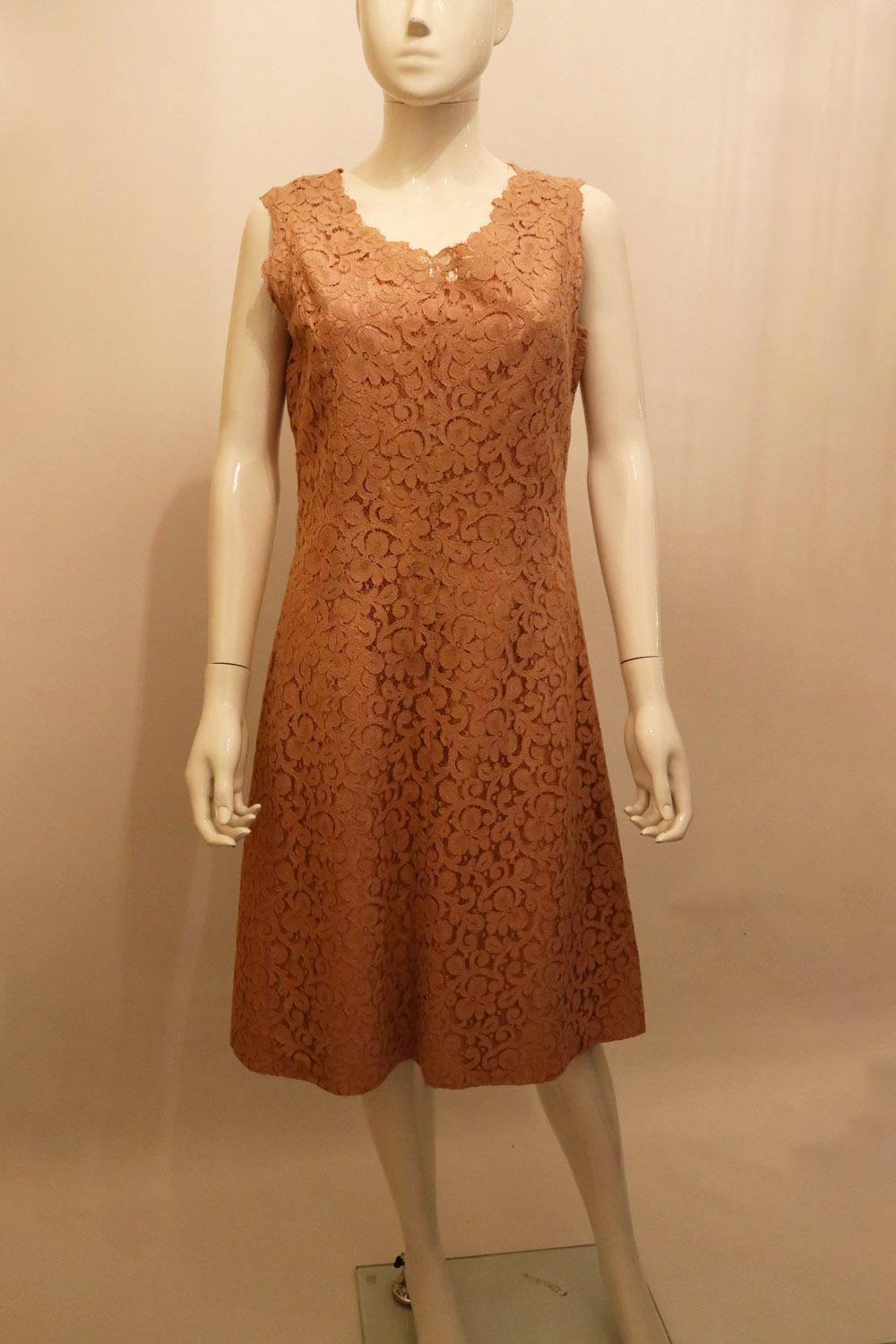 A very pretty vintage outfit by Rossanna Manzoni, perfect for a wedding or party. The dress is in a soft , blush pink lace with a v neckline , back central zip opening and is fully lined. The matching jacket is collarless with elbow length sleaves