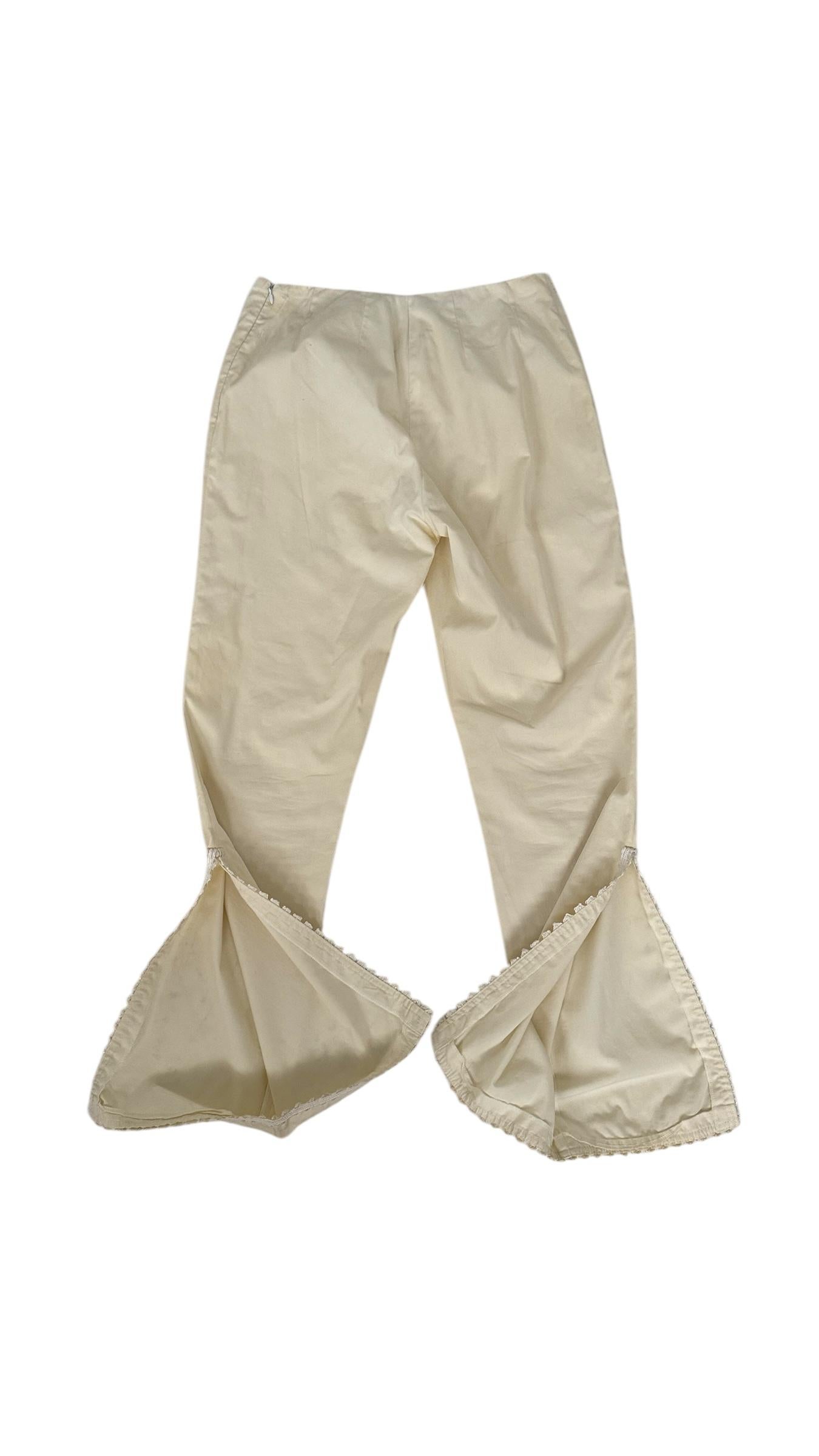 Un raro y escultural par de pantalones vintage de Rossella Goldschmied, confeccionados en Italia con algodón puro en un elegante tono crema. Con cintura media alta y pernera recta que se abre dramáticamente en paneles acampanados de gran tamaño en