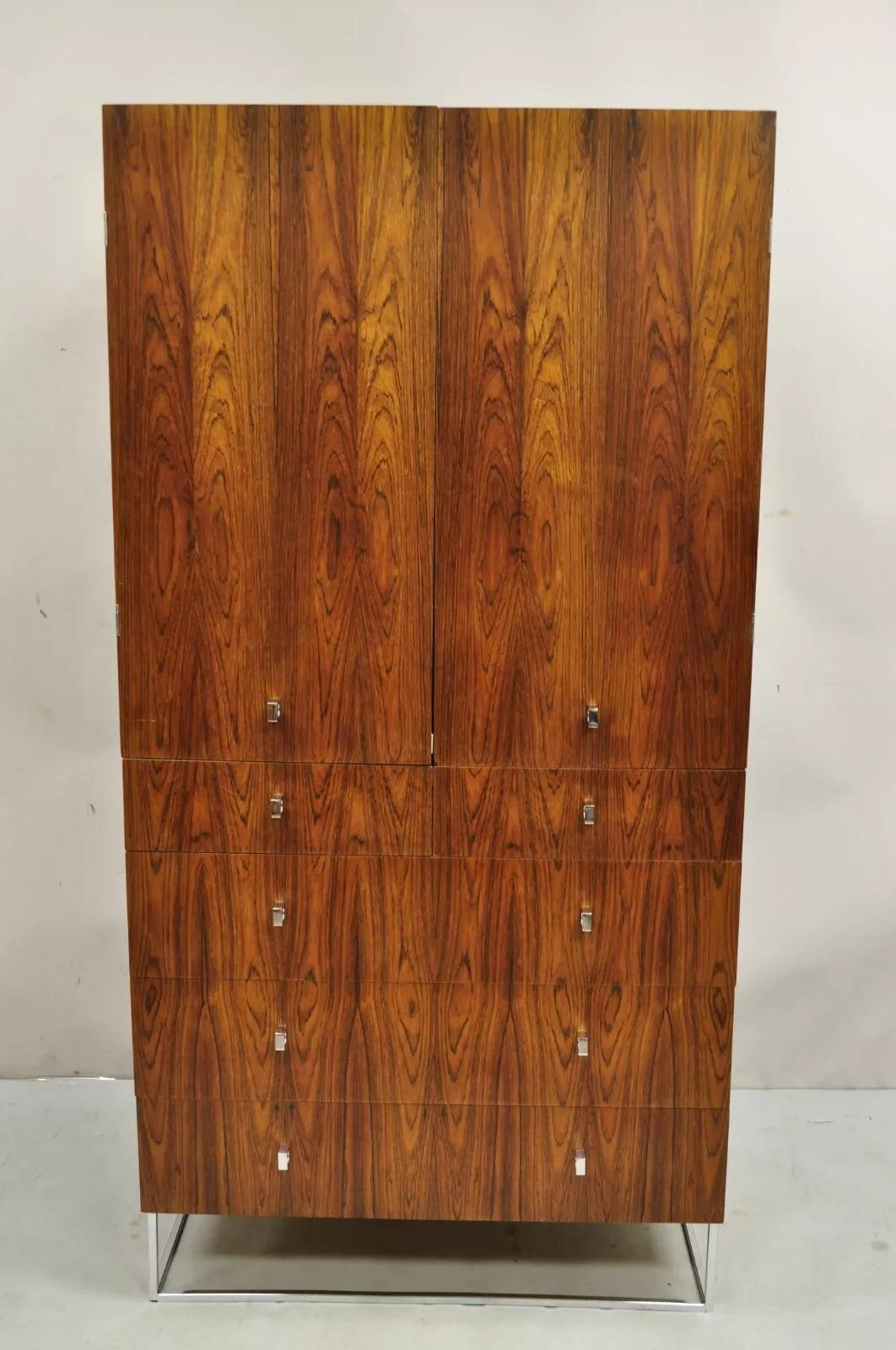 Vintage Rougier Mid Century Danish Modern Rosewood Wardrobe Tall Chest Dresser. 5 Schubladen, 2 verstellbare Einlegeböden, schwarz lackiertes Oberteil und Seiten, schöne Holzmaserung, Kommode auf Chromsockel. Circa Mitte des 20. Jahrhunderts.