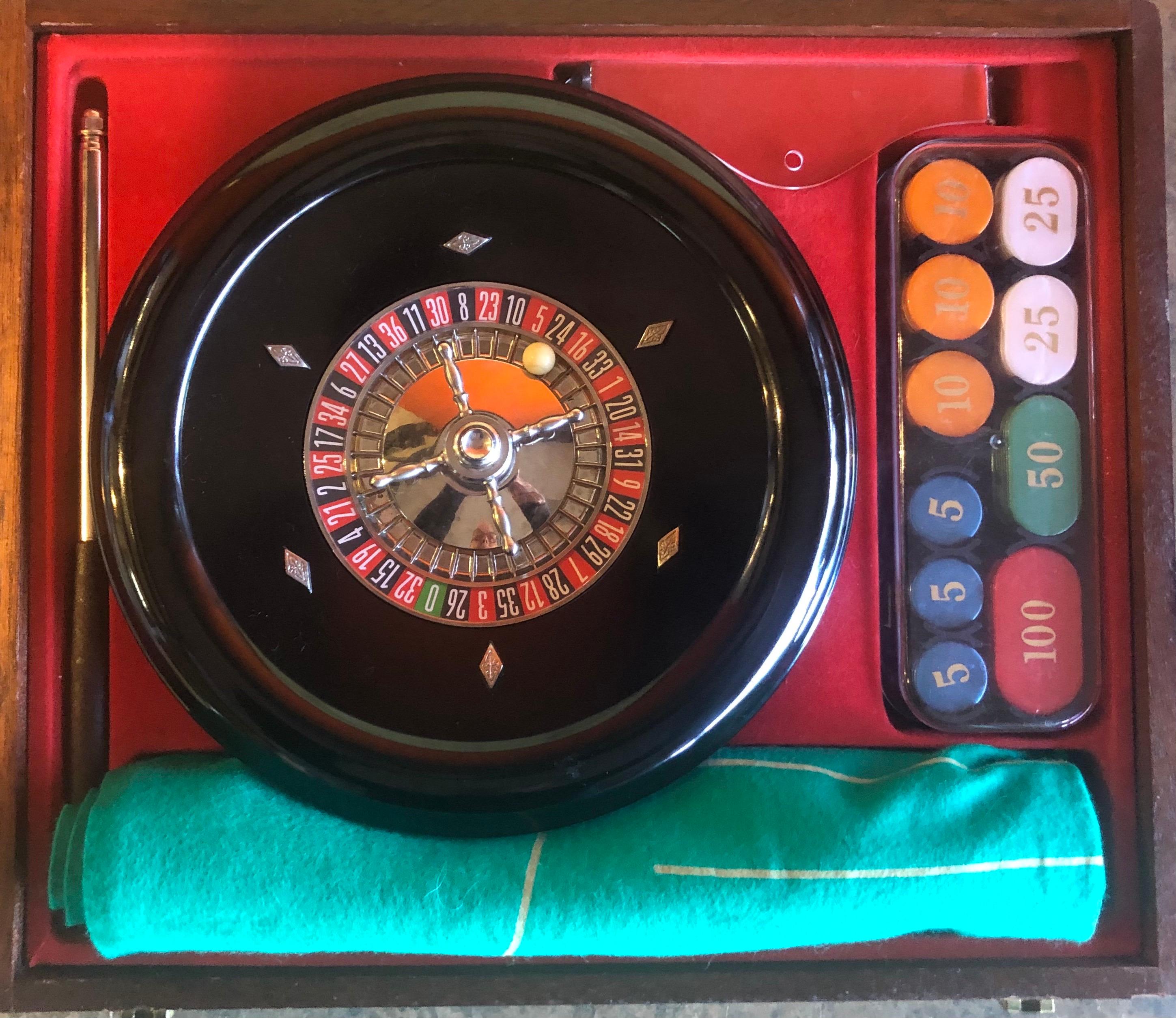 Vintage bakelite roulette wheel and accessories in case by Rottgames, circa 1940s. The wheel is 10.5