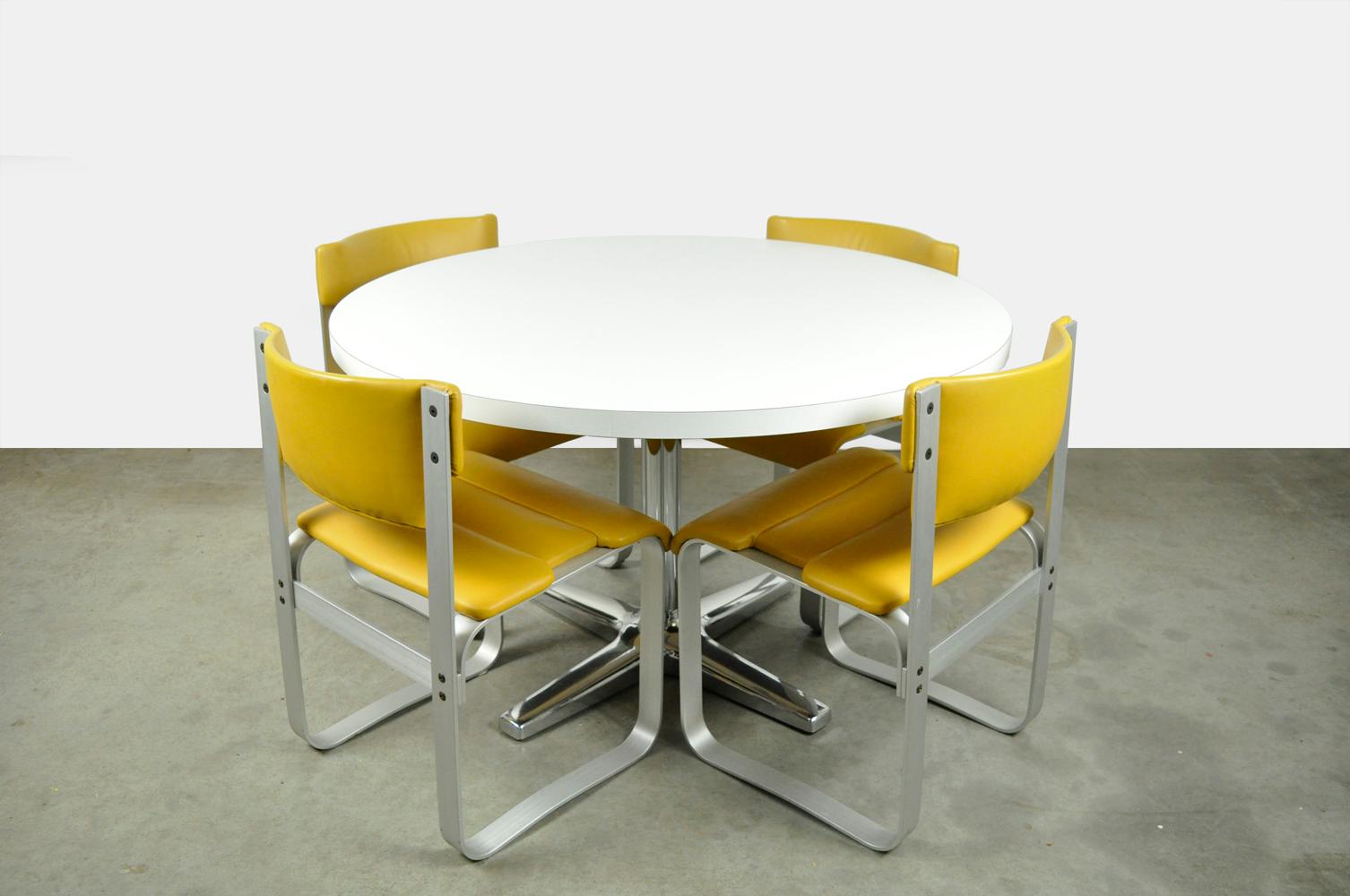 Vintage round 4-5- persons dining table by Pastoe, 1970s For Sale 2