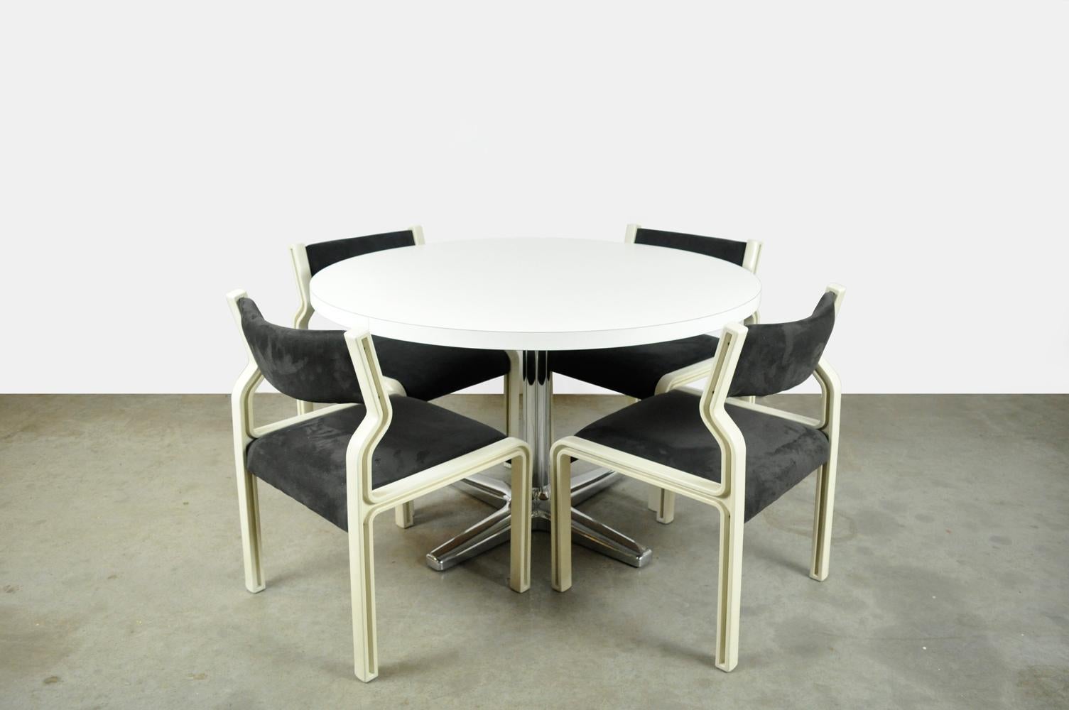 Vintage round 4-5- persons dining table by Pastoe, 1970s For Sale 3