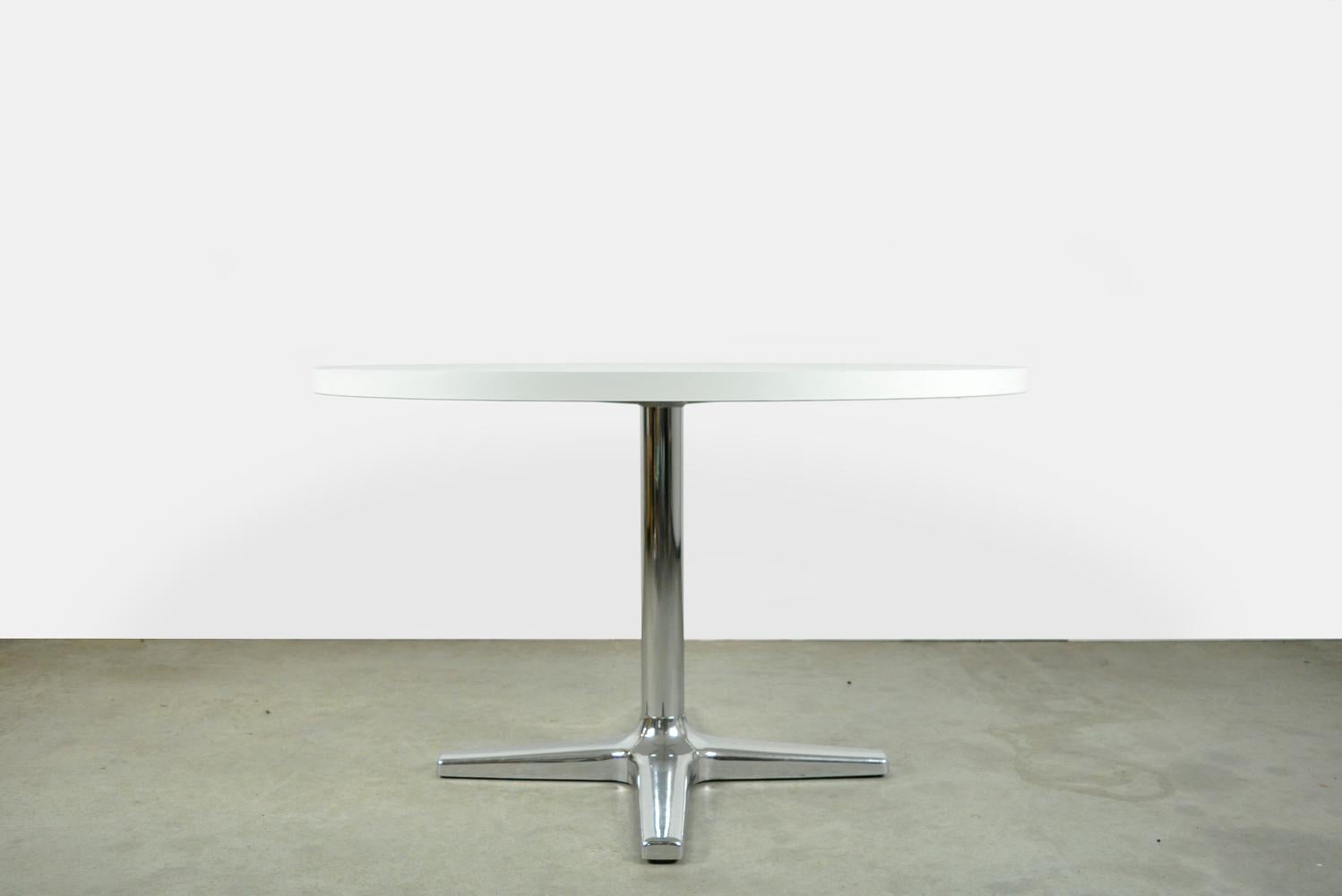 round dining table for 4-5 people attributed to Pastoe, 1970s. Round table top with white smooth melamine/formica finish, chrome leg and chrome-plated cast iron star base. Table is not marked. Beautiful set together with the Pastoe chairs by Pierre