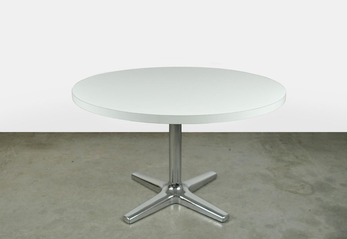 Modern Vintage round 4-5- persons dining table by Pastoe, 1970s For Sale