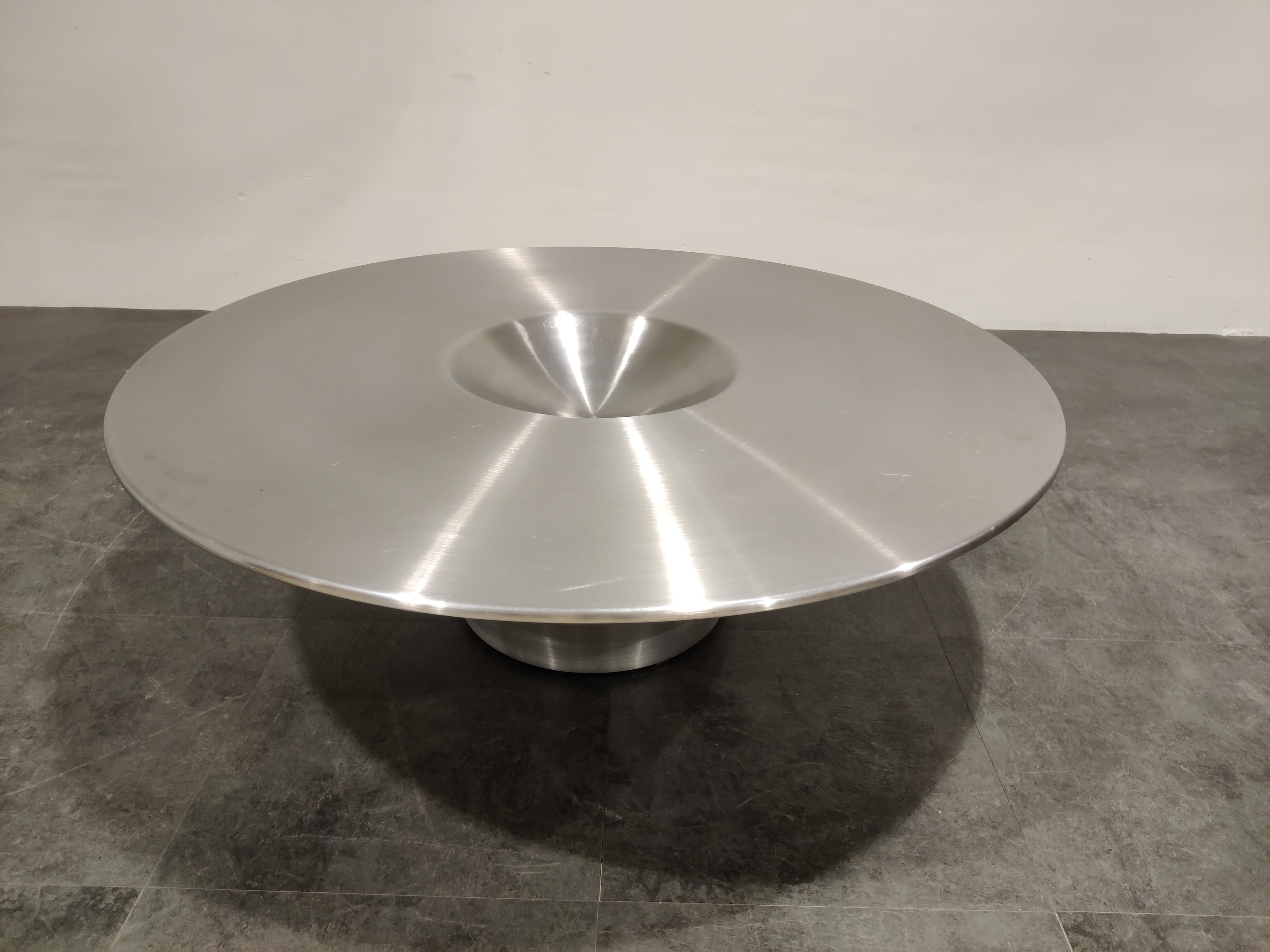 Unique stainless steel coffee table designed by Yasuhiro Shito for Cattelan Italy in 2002.

Very elegant and timeless design.

Although it dates from 2002 it has a very 1970s space age look about it.

The model is named 'Alien'.

Good