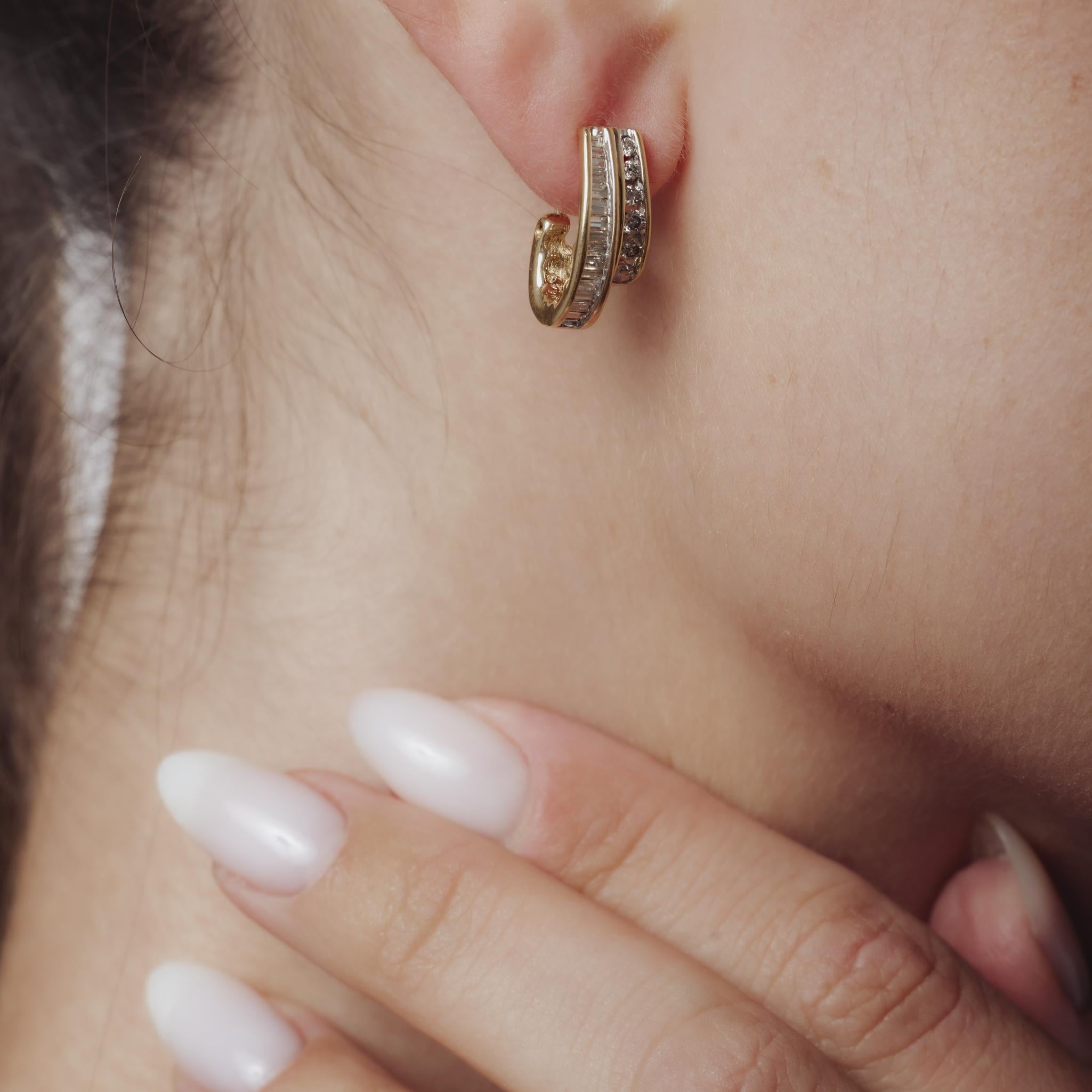 De las mujeres Pendientes de doble aro vintage de oro amarillo de 14k con diamante redondo y baguette en venta