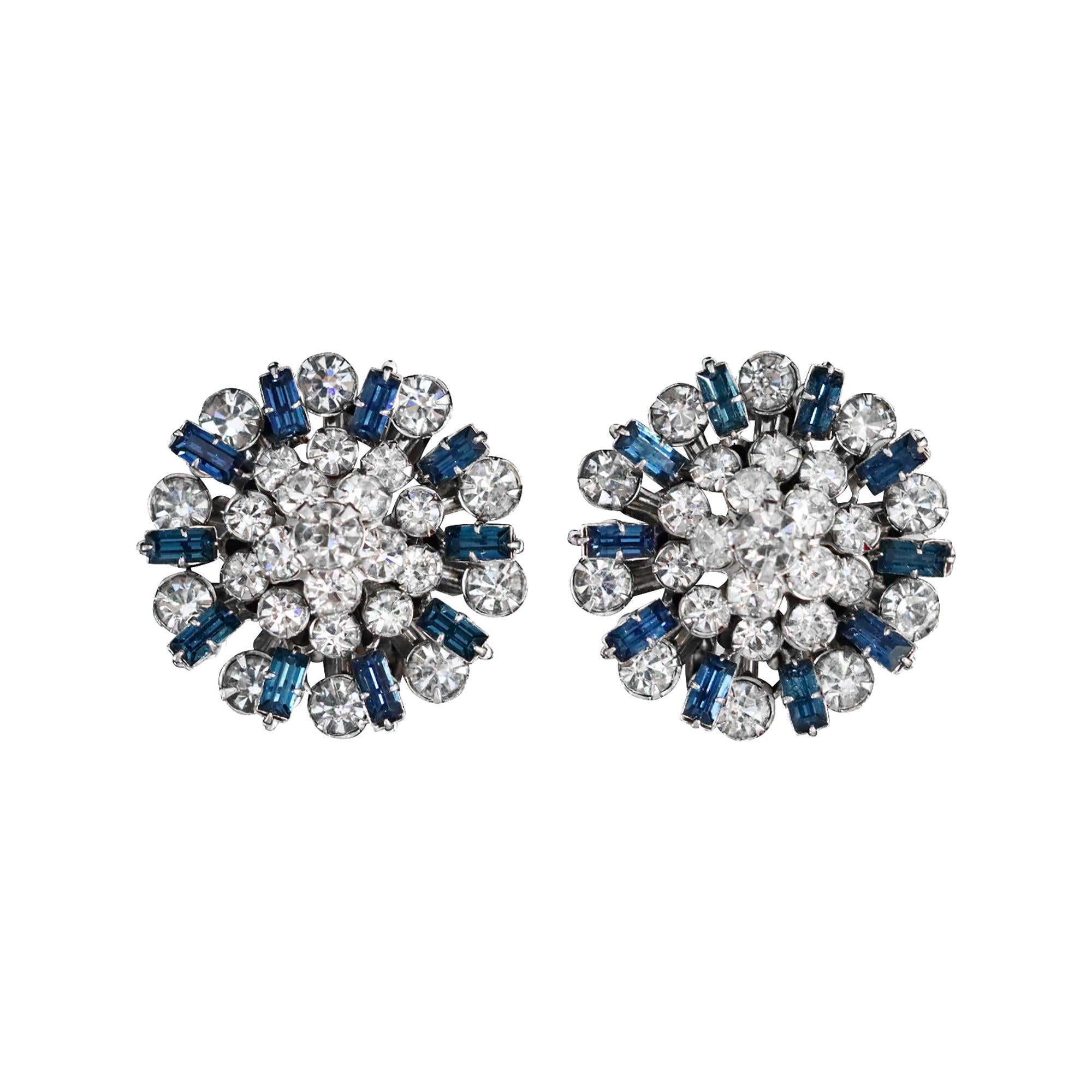 Pendientes Vintage de Cristales Redondos y Baguettes con Zafiro Azul Circa 1960s.Pendientes Vintage de Cristales Redondos y Baguettes con Zafiro Azul. Tienen el aspecto del viejo mundo. Engancha. Podrían ser de una de las casas principales de la