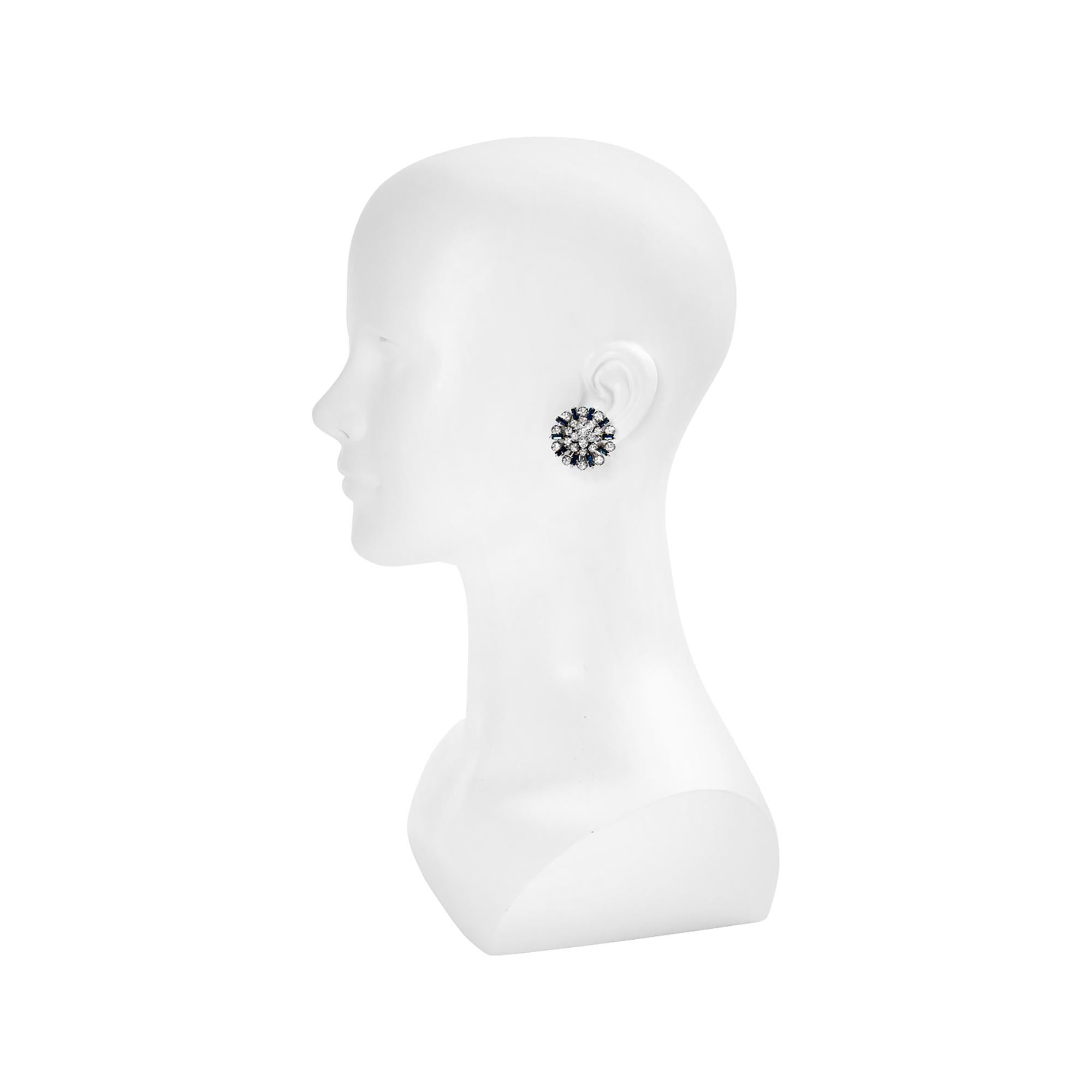 Pendientes vintage redondos y baguettes con zafiro azul Circa años 60 en Bueno estado para la venta en New York, NY