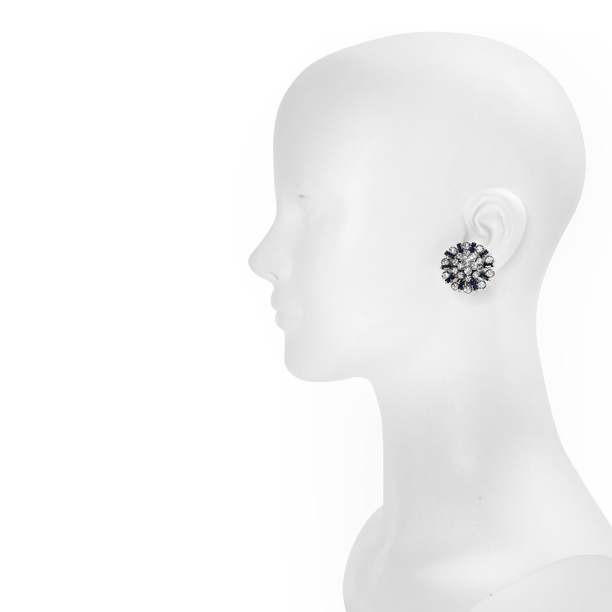 Femenino o masculino Pendientes vintage redondos y baguettes con zafiro azul Circa años 60 en venta