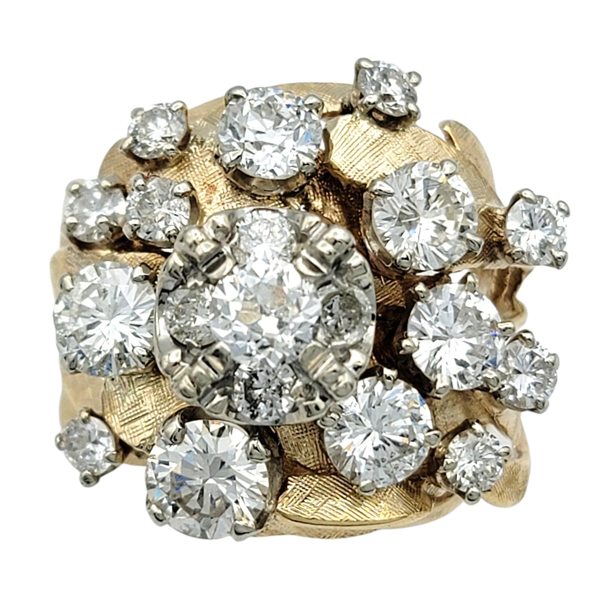 Ringgröße: 8.25

Dieser bezaubernde Diamantring versprüht mit seinem kühnen Design Vintage-Glamour. Er ist aus 14 Karat Weiß- und Gelbgold gefertigt und zeigt eine schillernde Ansammlung von Diamanten im alten europäischen und runden