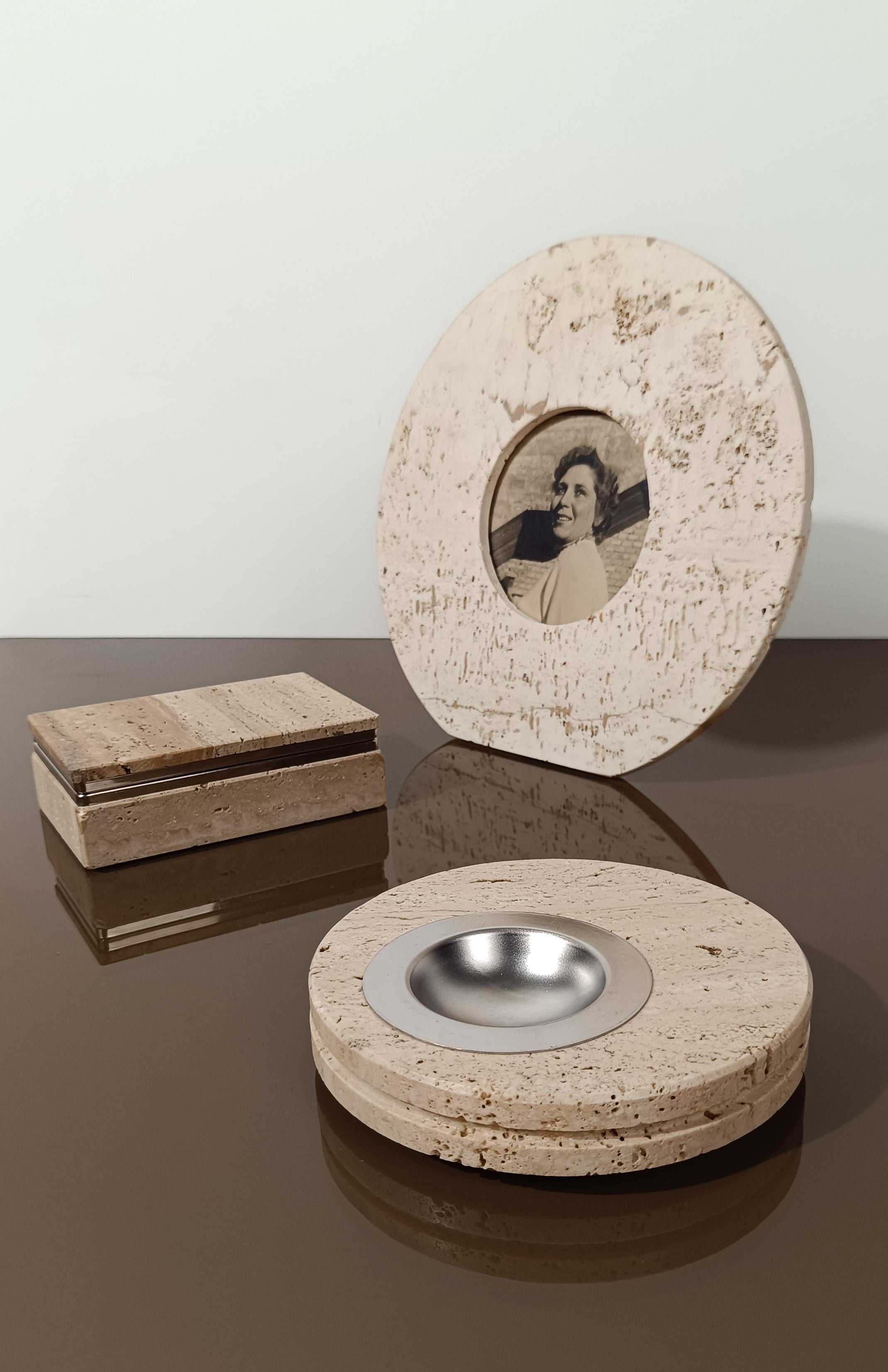 Offriamo in vendita un elegante posacenere scultoreo realizzato in Italia, come attesta l'etichetta del produttore ancora presente alla base, tra gli anni '60 e gli anni '70.
La struttura rotonda in travertino di questo posacenere vintage è