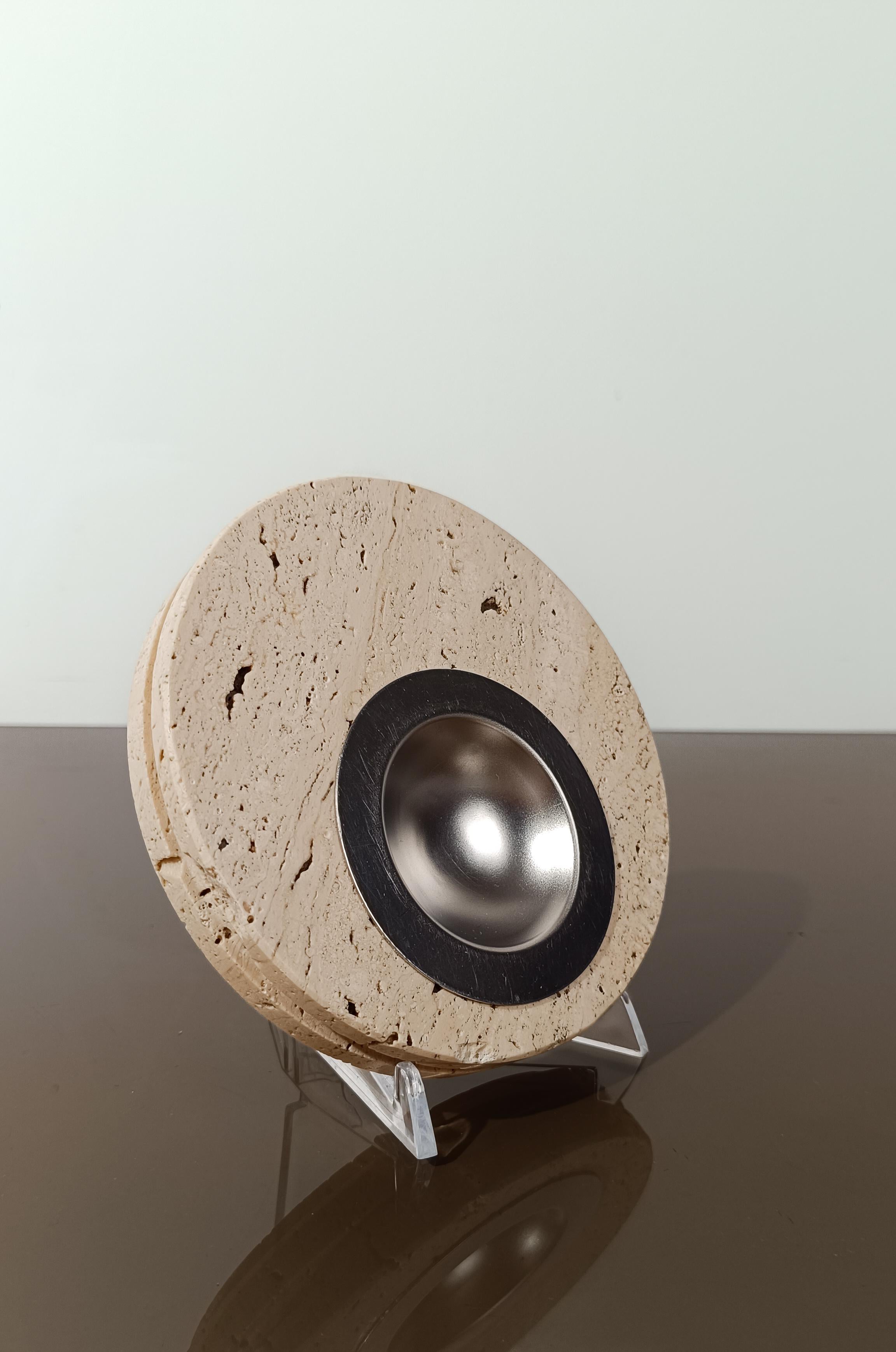 Posacenere rotondo vintage in travertino intagliato e acciaio, Italia, anni '70 in vendita 2