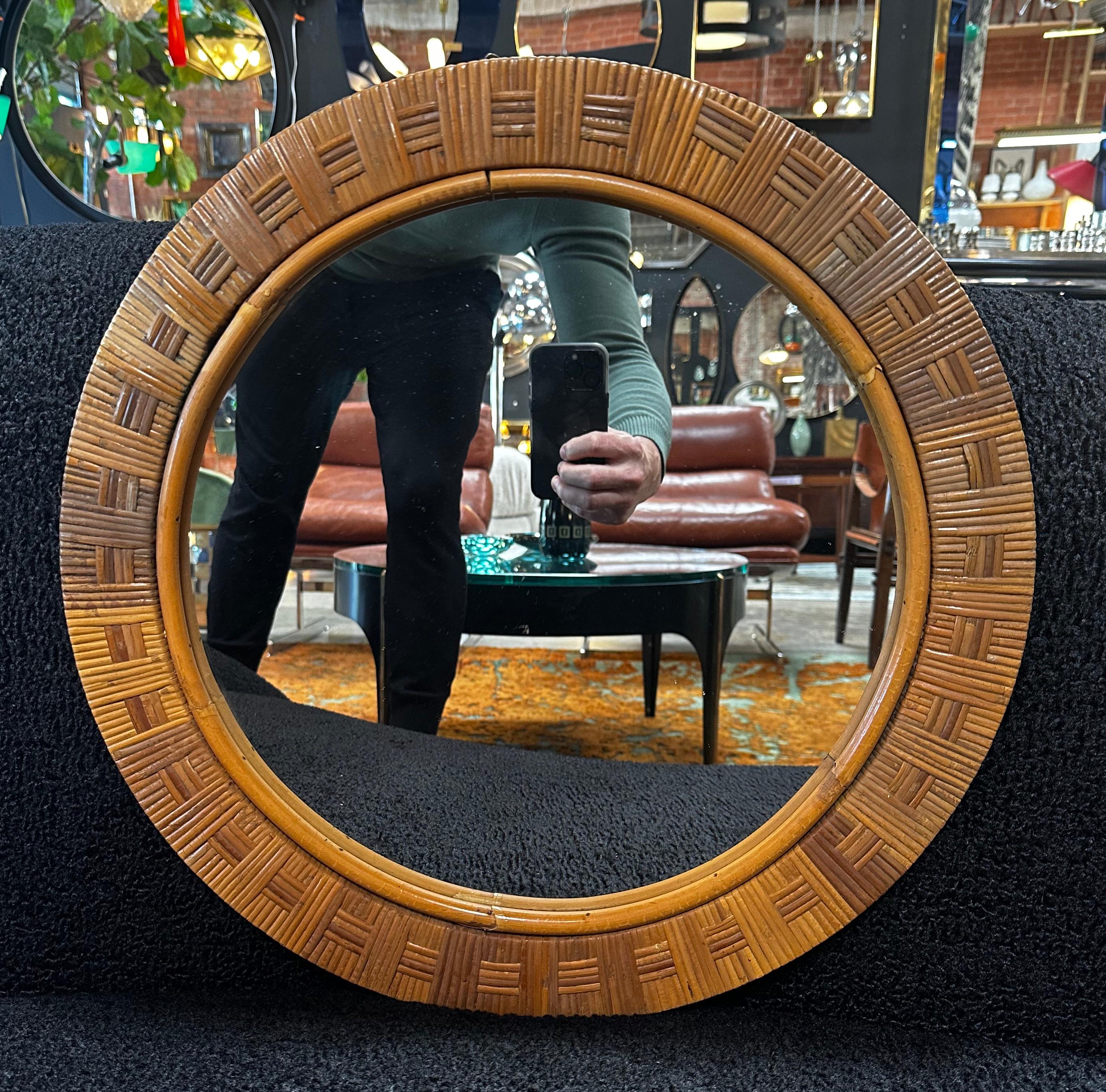 Schöner runder Spiegel mit Bambusrahmen, hergestellt in Italien in den 1980er Jahren.
 