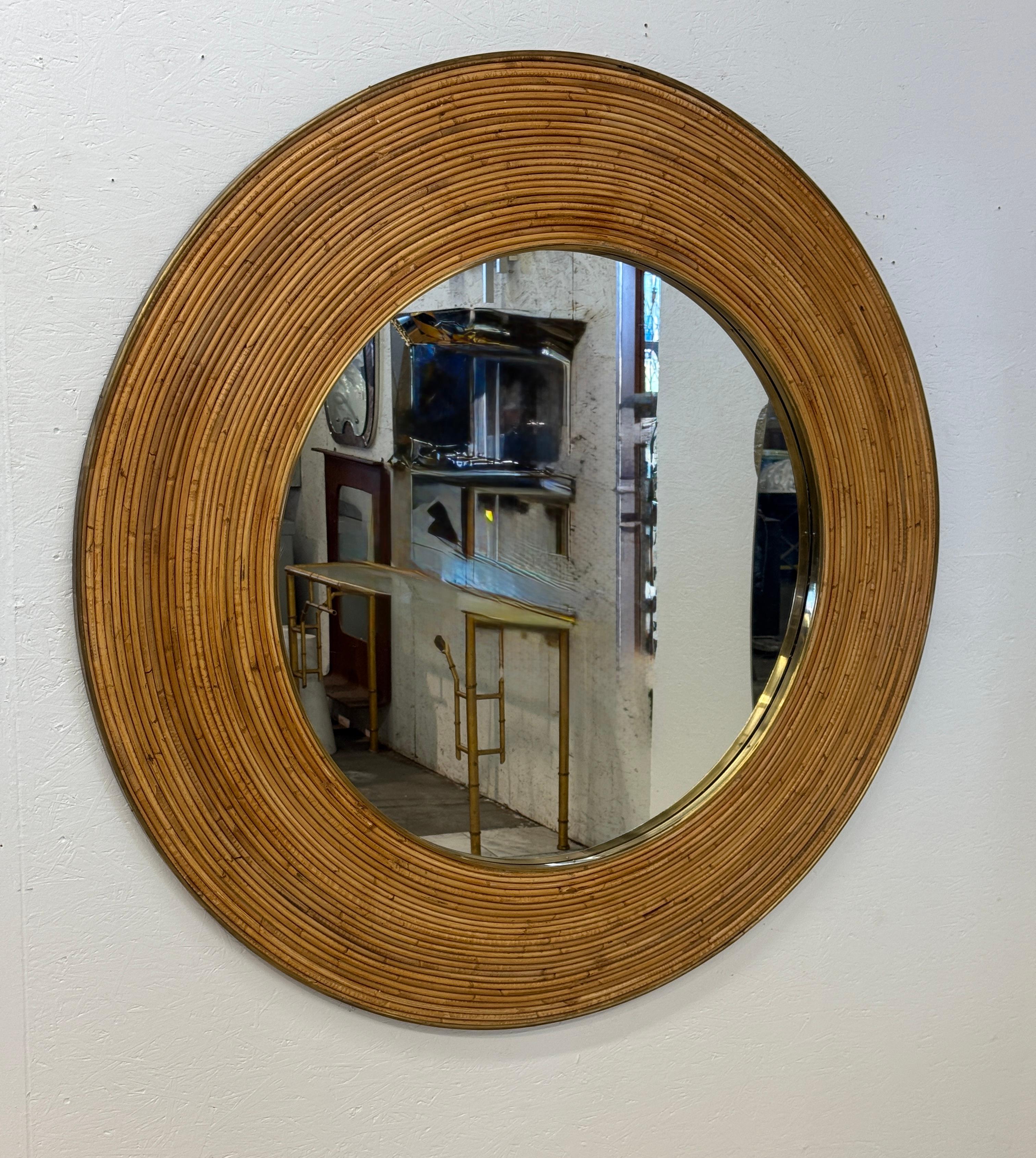 Este llamativo espejo de pared vintage presenta un amplio marco circular elaborado con bambú finamente dispuesto, lo que le confiere una textura cálida y natural. El diseño concéntrico del bambú añade profundidad y dimensión, convirtiéndolo en una
