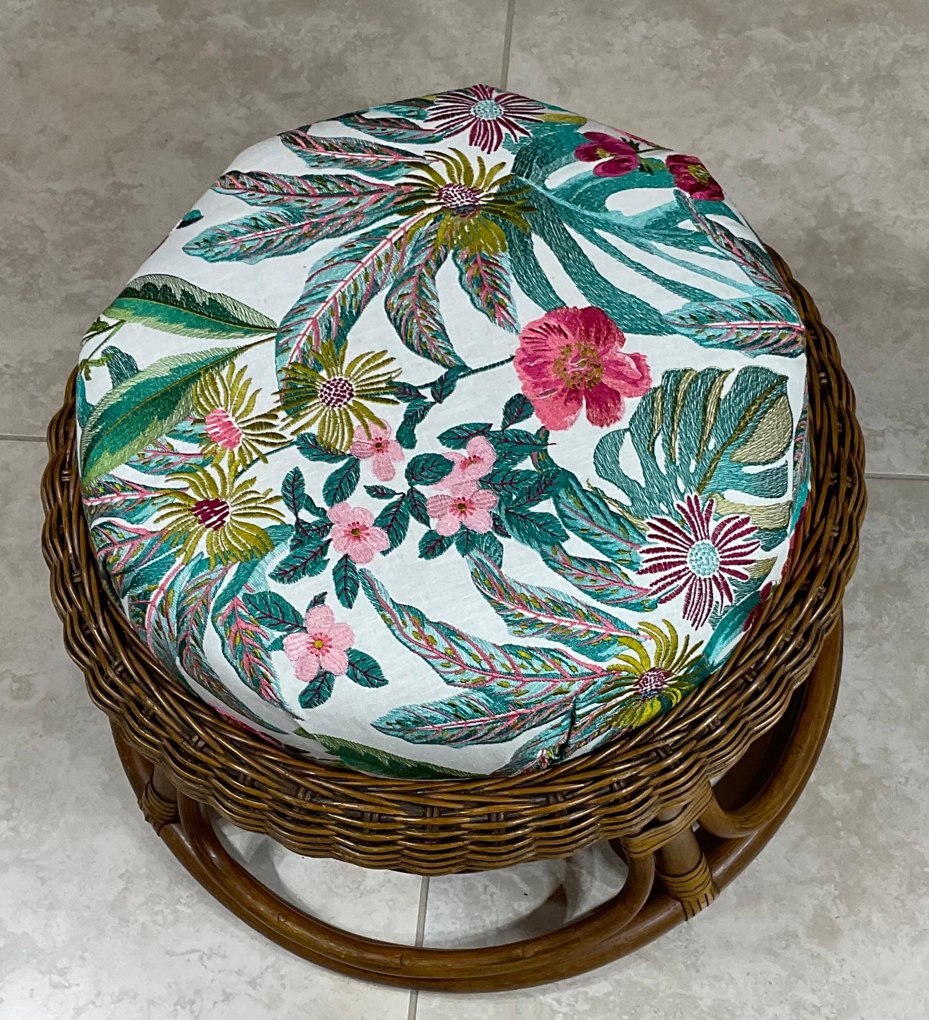 Vintage Round Bamboo Tropical Style Stool In Good Condition In Delray Beach, FL