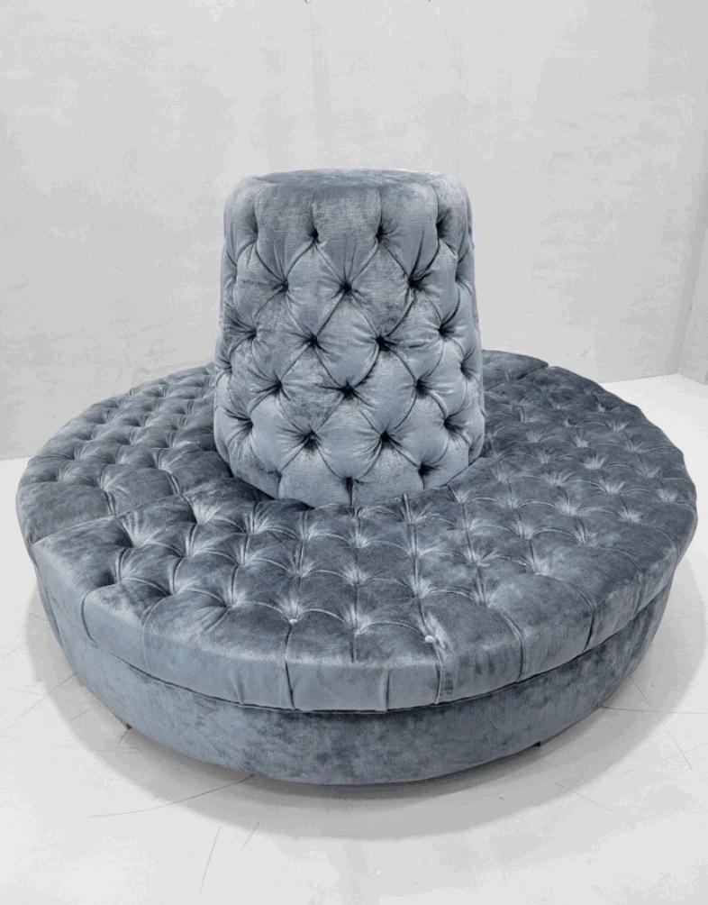 Vintage Round Banquet Settee Tufted Lobby Sofa Newly Reupholstered in Blu-Teal Velvet

Nous avons retapissé ce magnifique canapé de banquet vintage, touffeté de boutons, dans un magnifique velours pelucheux haut de gamme 