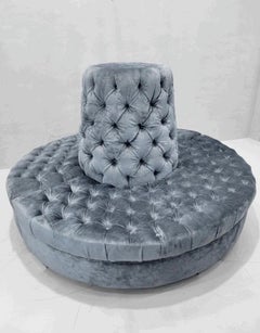 Divano rotondo da banchetto d'epoca con cuscini imbottiti, recentemente rivestito in velluto blu