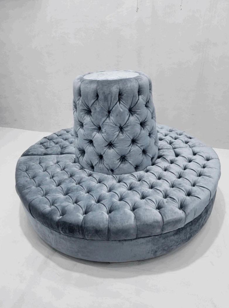 Américain Vintage Round Banquet Settee Tufted Sofa Newly Reupholstered in Blue Velvet en vente