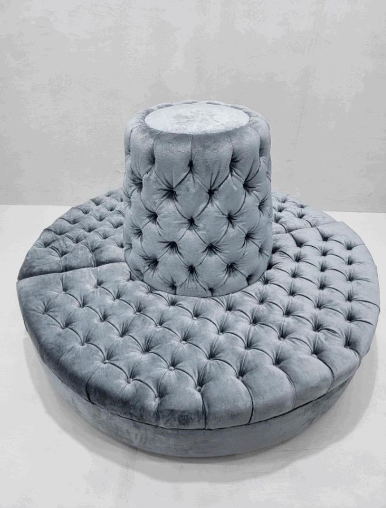 Vintage Round Banquet Settee Tufted Sofa Newly Reupholstered in Blue Velvet Bon état - En vente à Chicago, IL