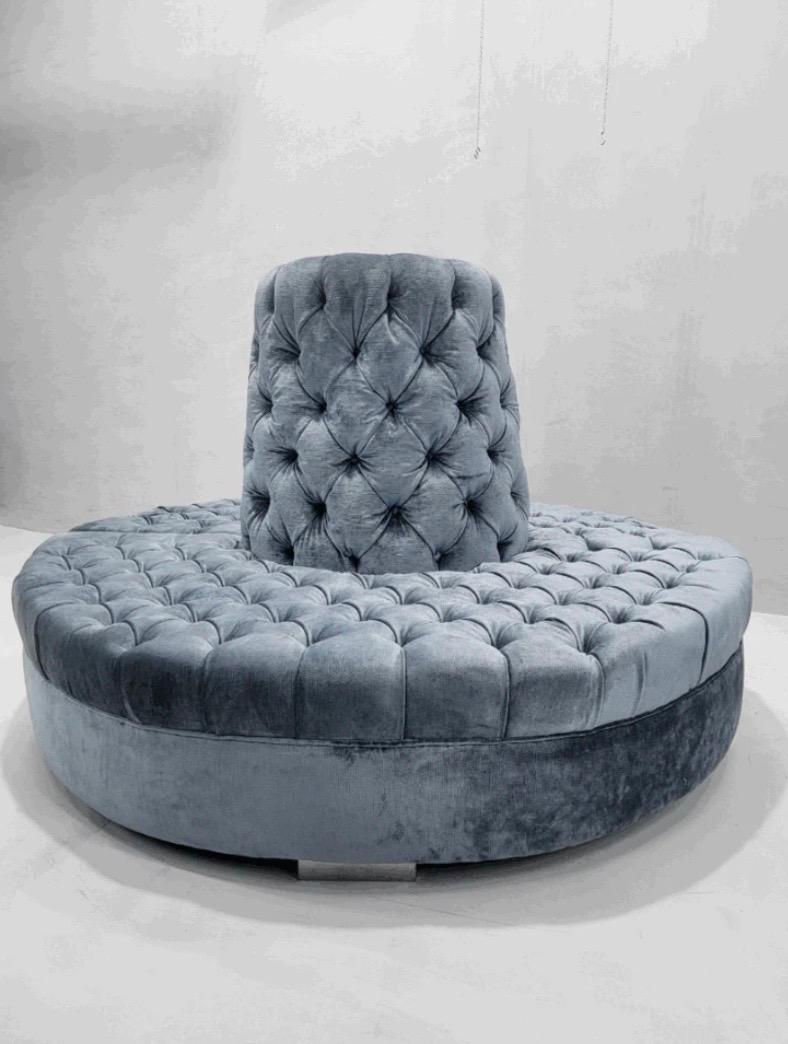20ième siècle Vintage Round Banquet Settee Tufted Sofa Newly Reupholstered in Blue Velvet en vente