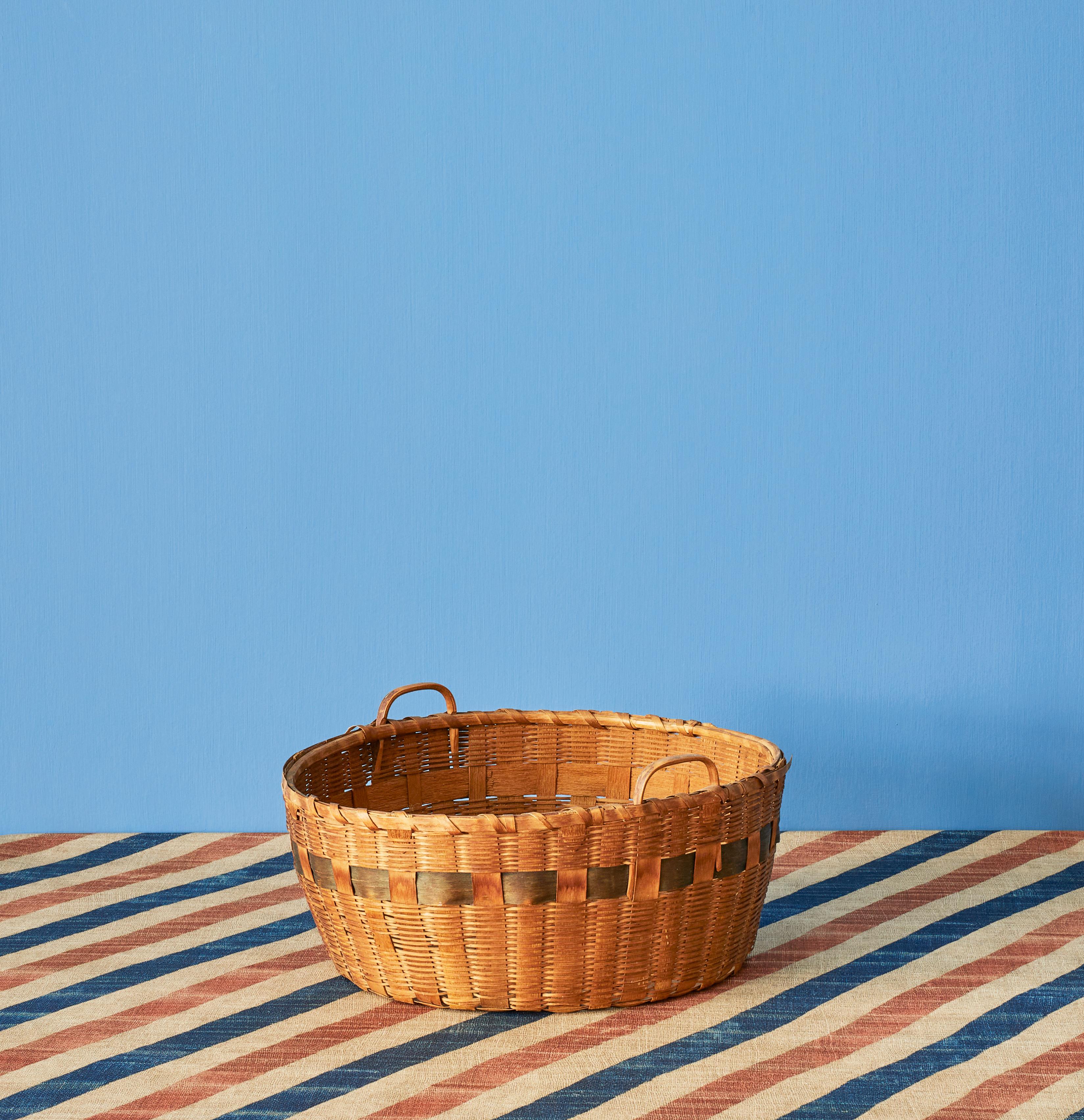 USA, Vintage.

Round basket with two handles.

H 17 x Ø 32 cm.