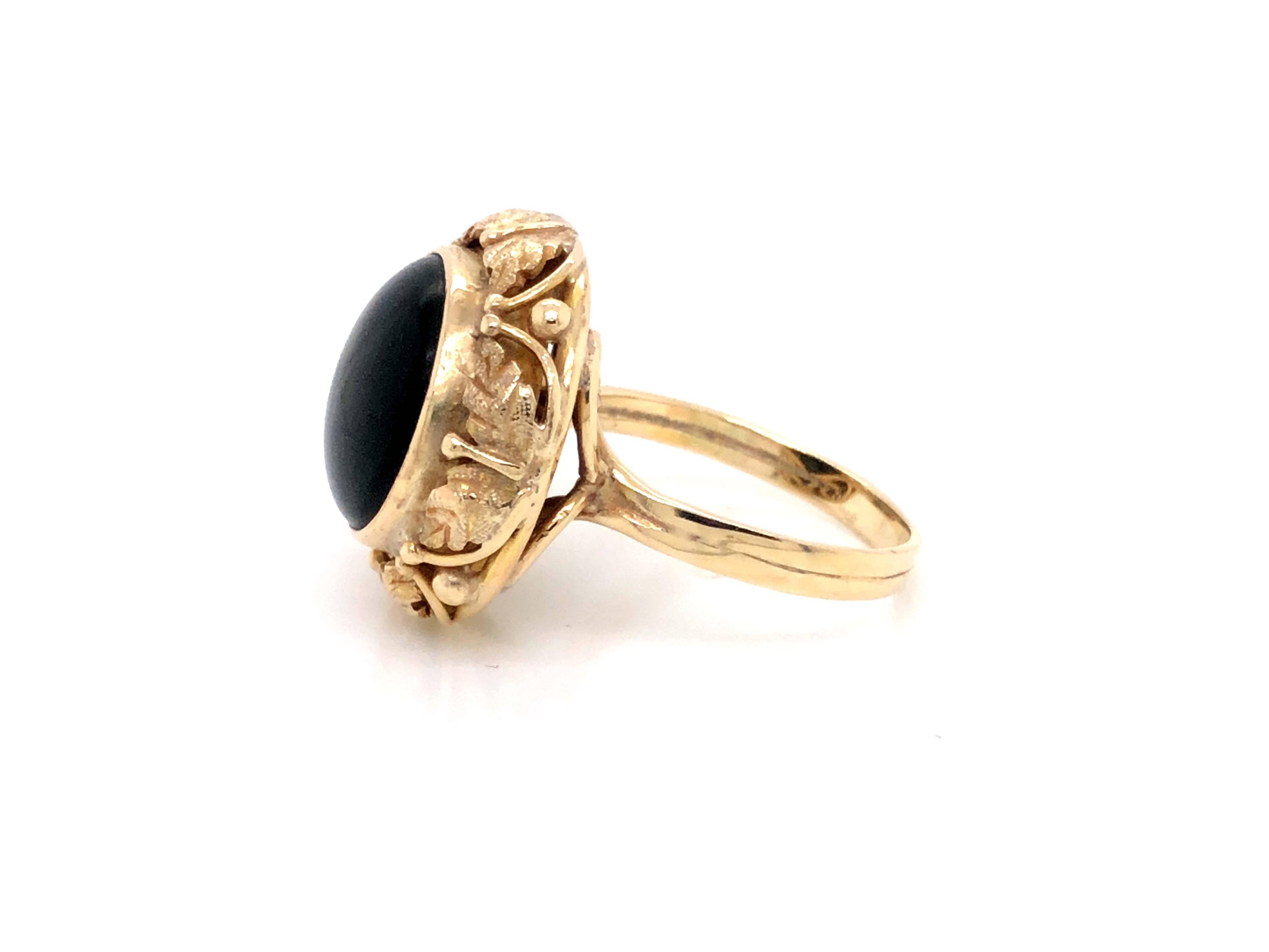 Vintage Round Black Jade Ring with Leaf Design, 14k Yellow Gold In Excellent Condition In Honolulu, HI