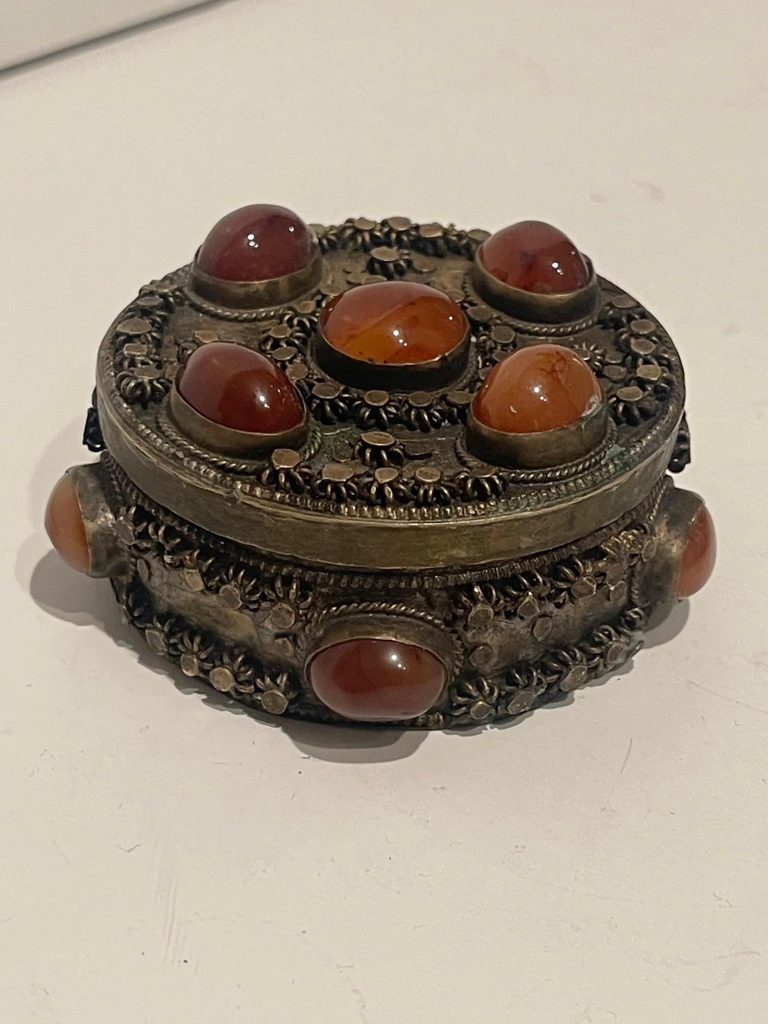 Vintage Round Box with Agate Stones, 20th Century In Good Condition For Sale In Savannah, GA