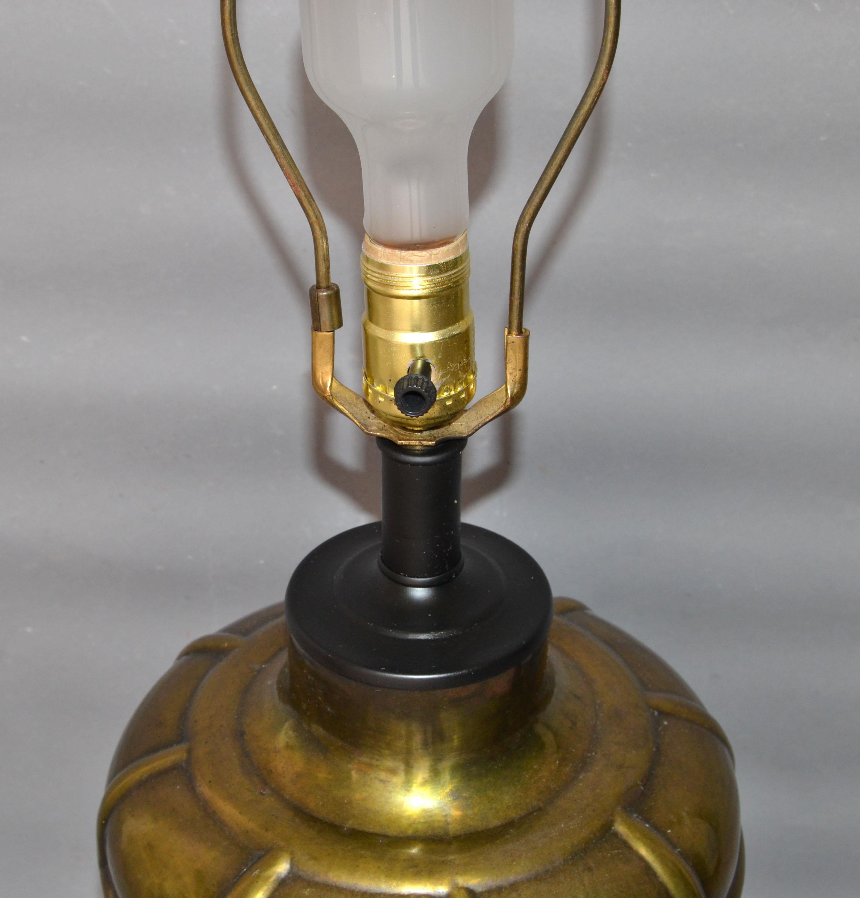 Runde Vintage-Tischlampe aus Messing und ebonisiertem Holz, Moderne der Mitte des Jahrhunderts im Angebot 4