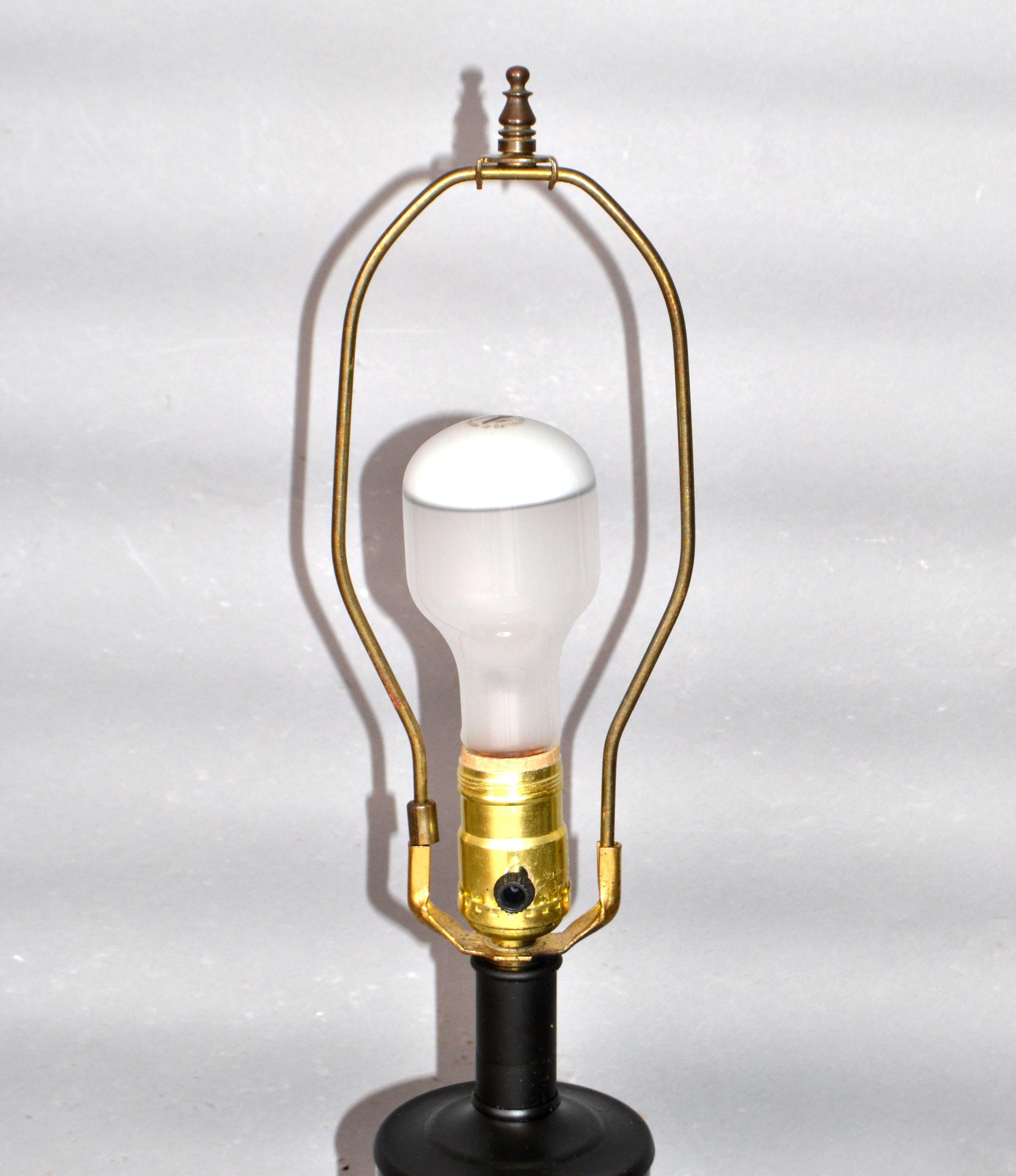 Runde Vintage-Tischlampe aus Messing und ebonisiertem Holz, Moderne der Mitte des Jahrhunderts im Angebot 5
