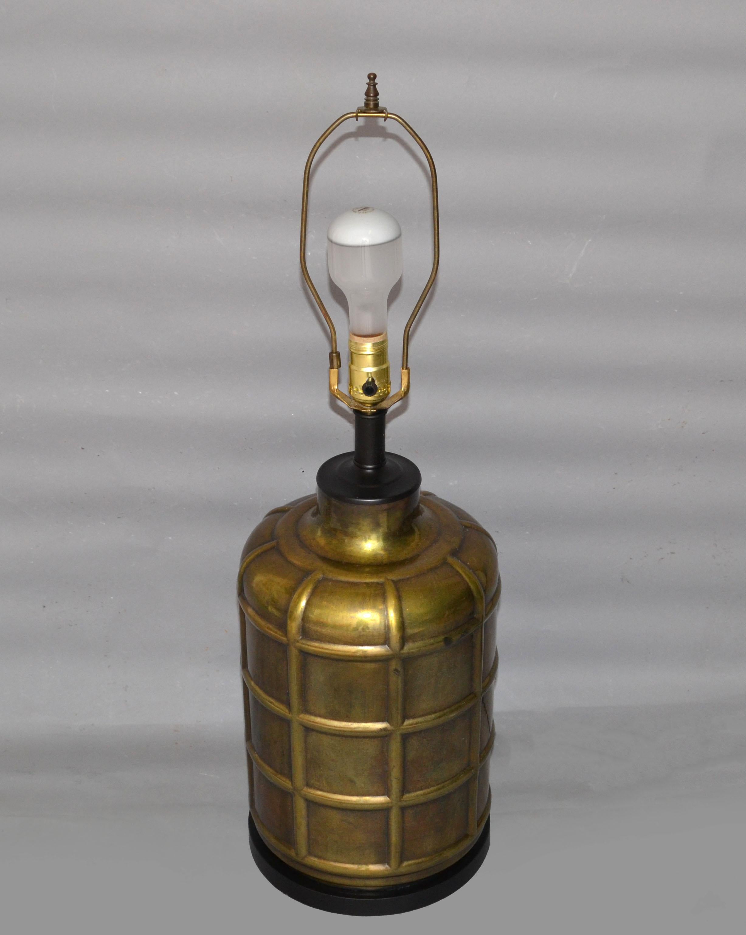Runde Vintage-Tischlampe aus Messing und ebonisiertem Holz, Moderne der Mitte des Jahrhunderts (Ebonisiert) im Angebot