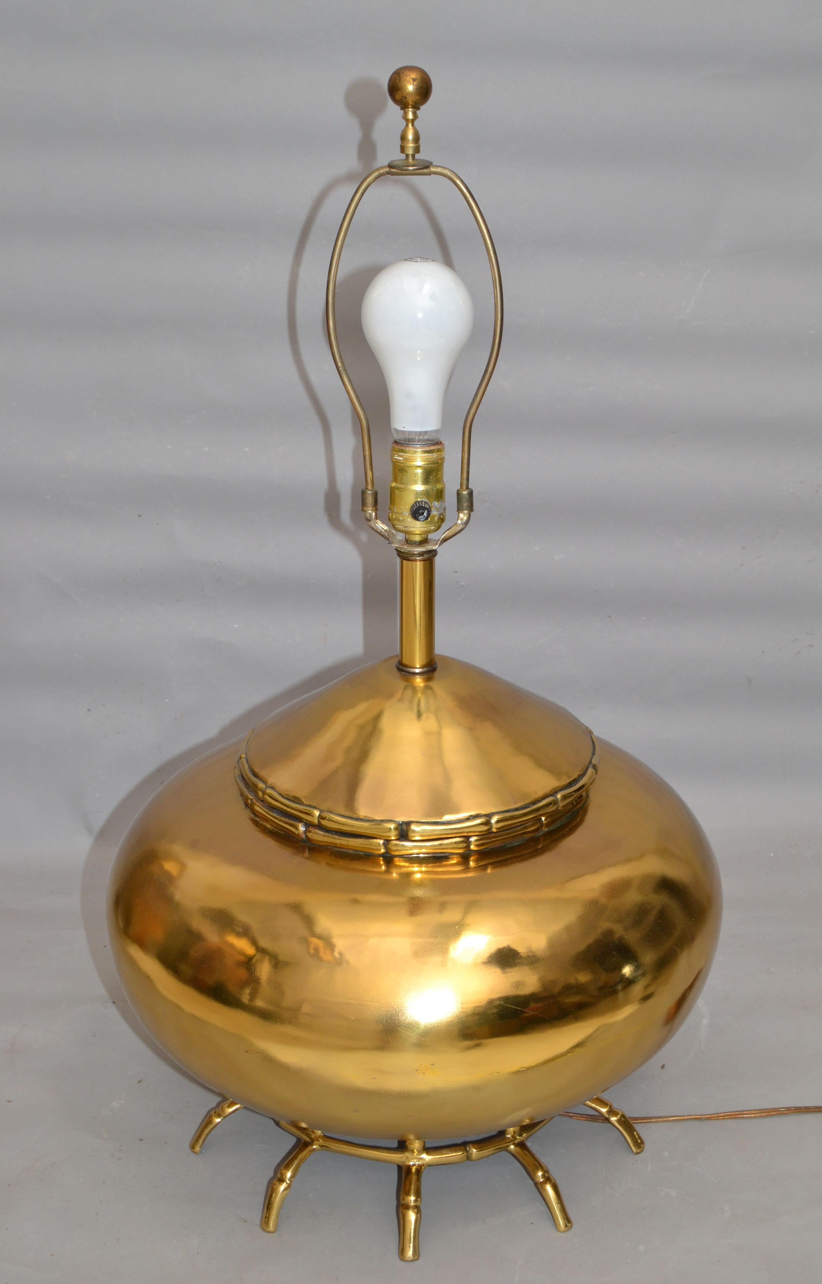 Runde Vintage-Tischlampe mit Spinnenbeinen aus Messing, Mid-Century Modern, 1970 im Angebot 3