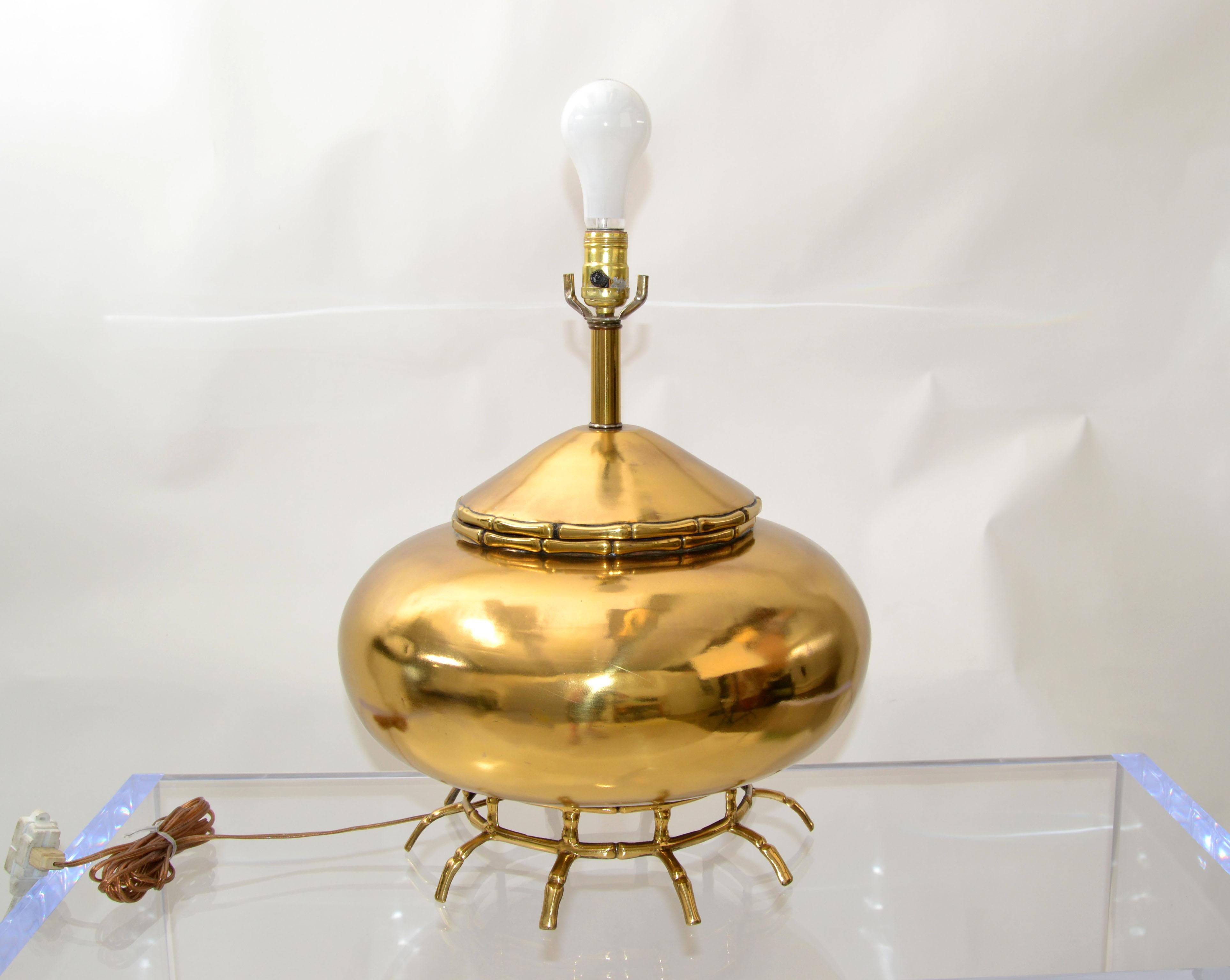 Mid-Century Modern round brass urn shape table lamp with spider legs.
In perfect 3 way working condition and uses a max. 150 watts light bulb.
Note: no shade, harp, finial.