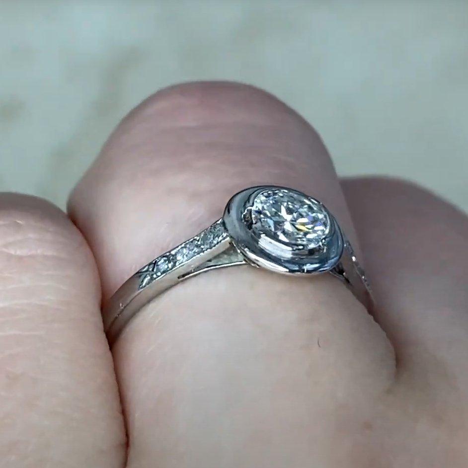 Taglio rotondo Anello di fidanzamento vintage con diamante a taglio brillante rotondo (circa 0,5 carati) in platino in vendita