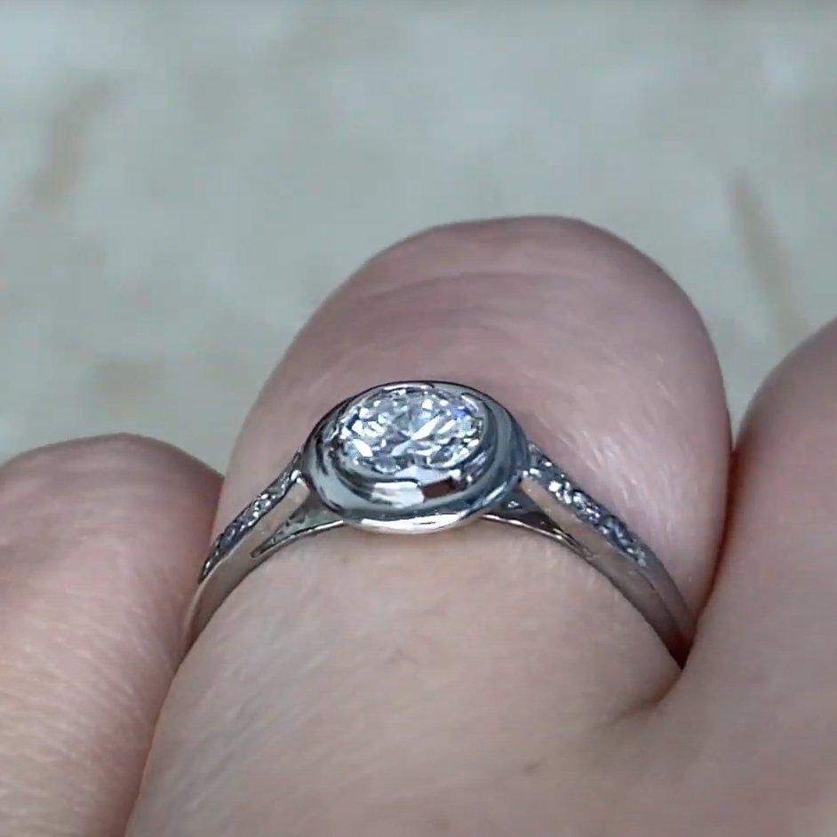 Anello di fidanzamento vintage con diamante a taglio brillante rotondo (circa 0,5 carati) in platino In condizioni ottime in vendita a New York, NY