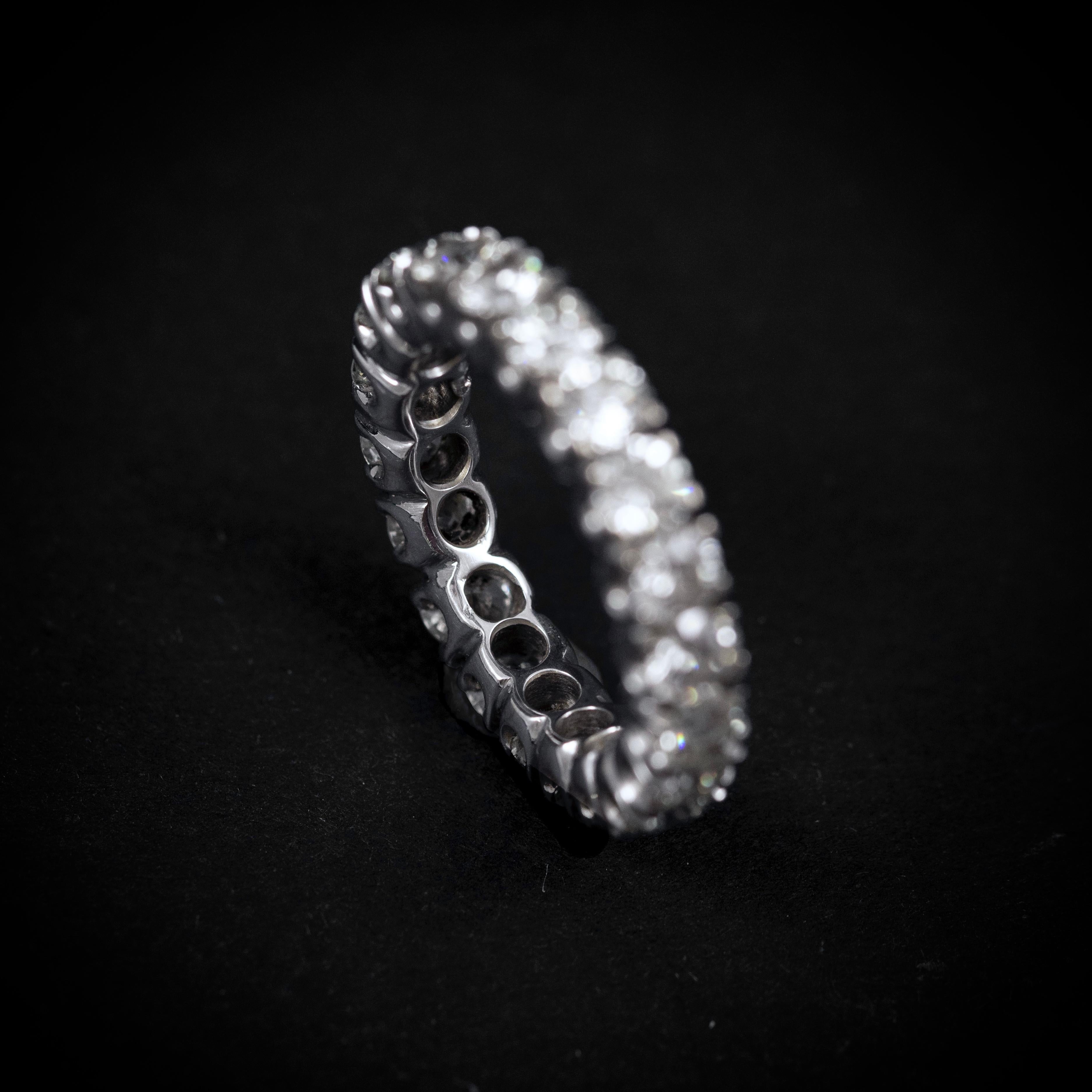 Vintage Round Brilliant Cut Diamond Full Eternity Ring in 14K White Gold 1990s In Good Condition For Sale In Lisbon, PT
