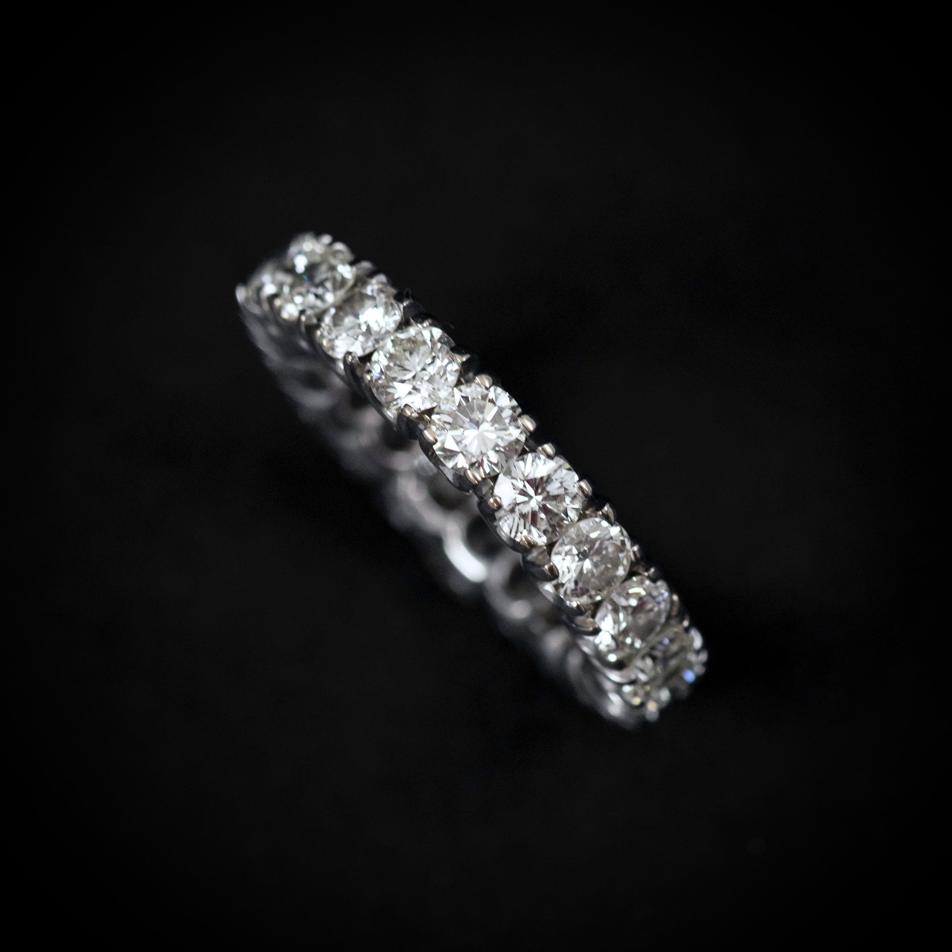 Anello a eternità completa con diamante rotondo taglio Brilliante vintage in oro bianco 14K anni '90 in vendita