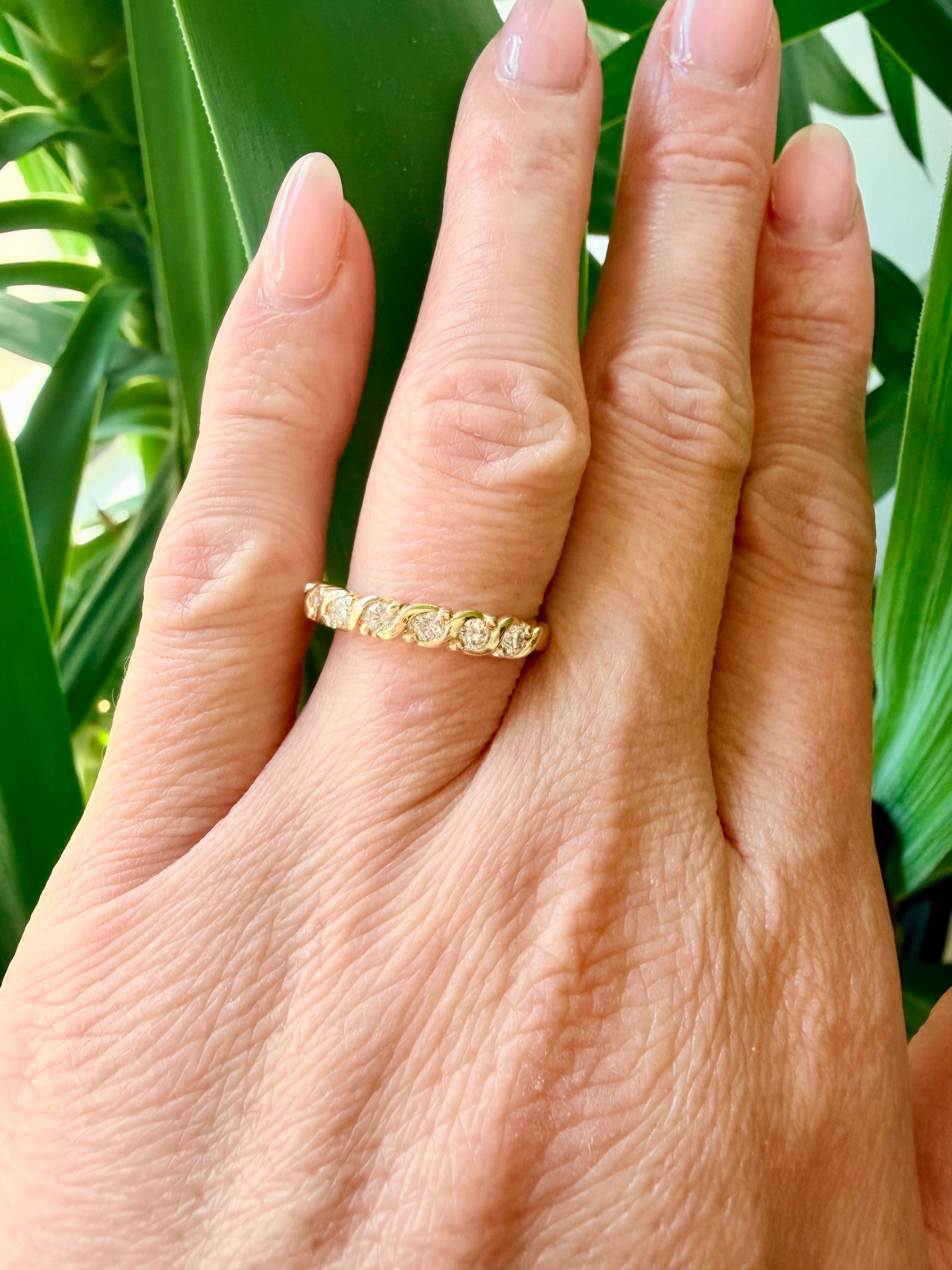 Vintage Round Brilliant Diamonds in 18k Yellow Gold Band In Good Condition For Sale In Houston, TX