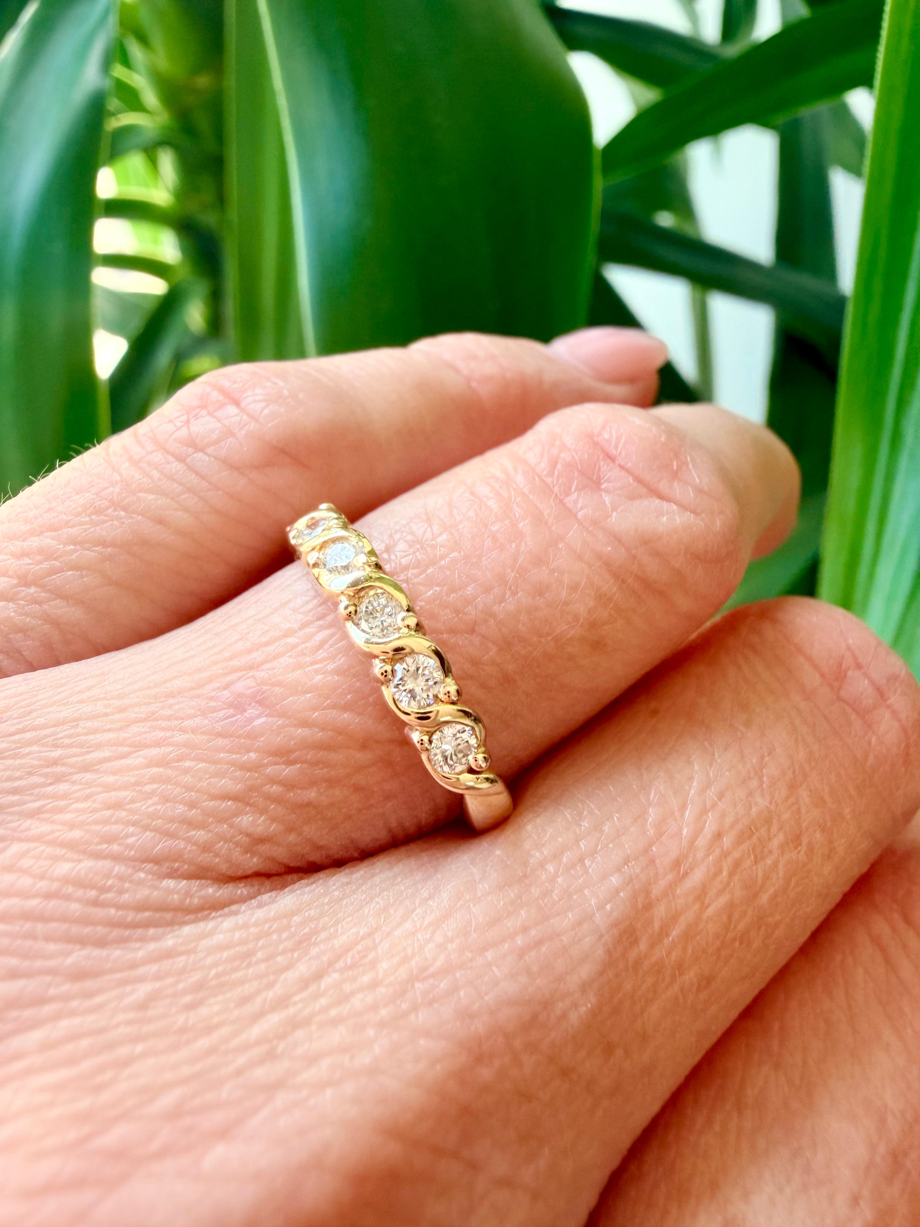 Women's Vintage Round Brilliant Diamonds in 18k Yellow Gold Band For Sale