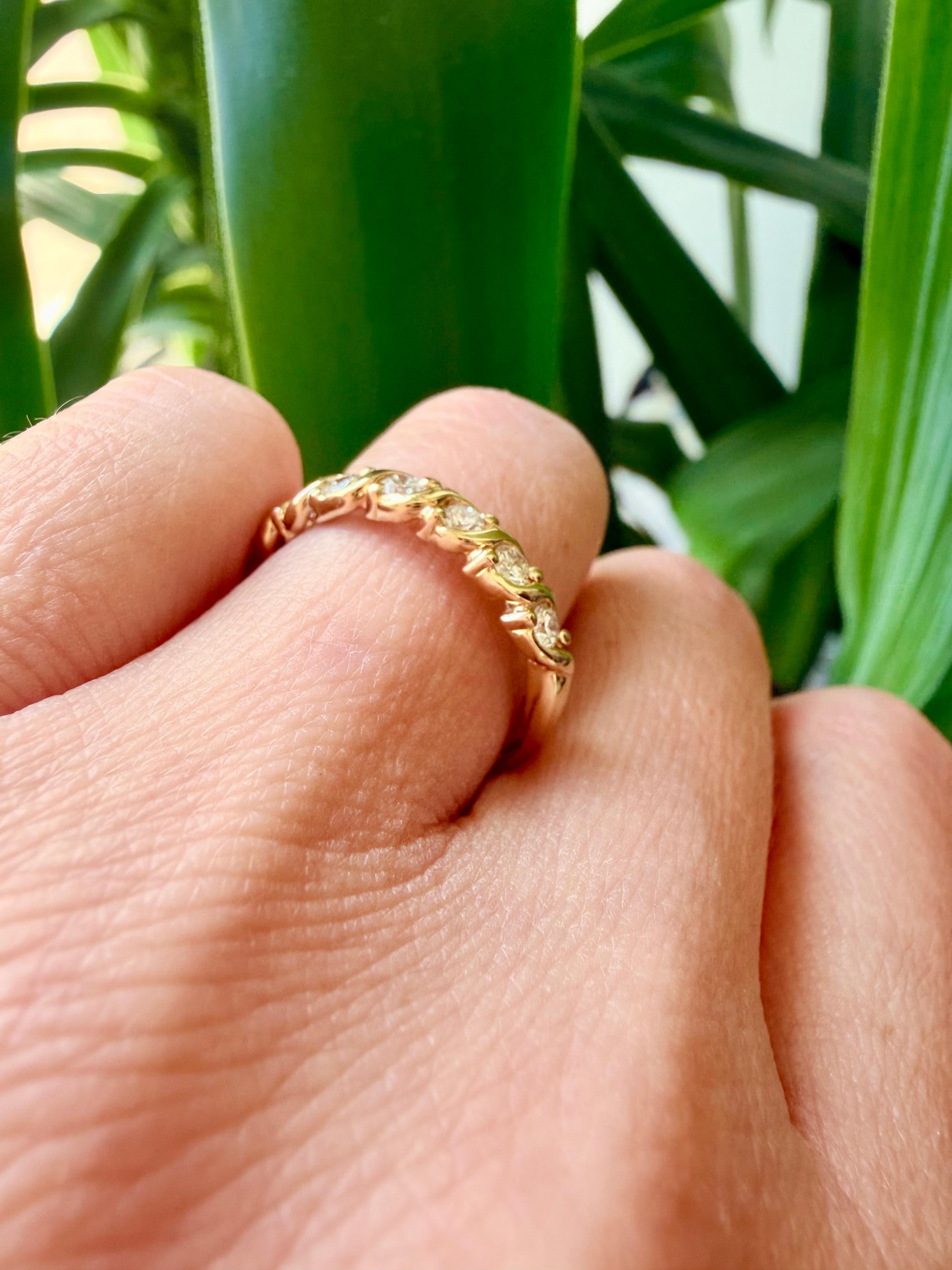 Vintage Round Brilliant Diamonds in 18k Yellow Gold Band For Sale 1