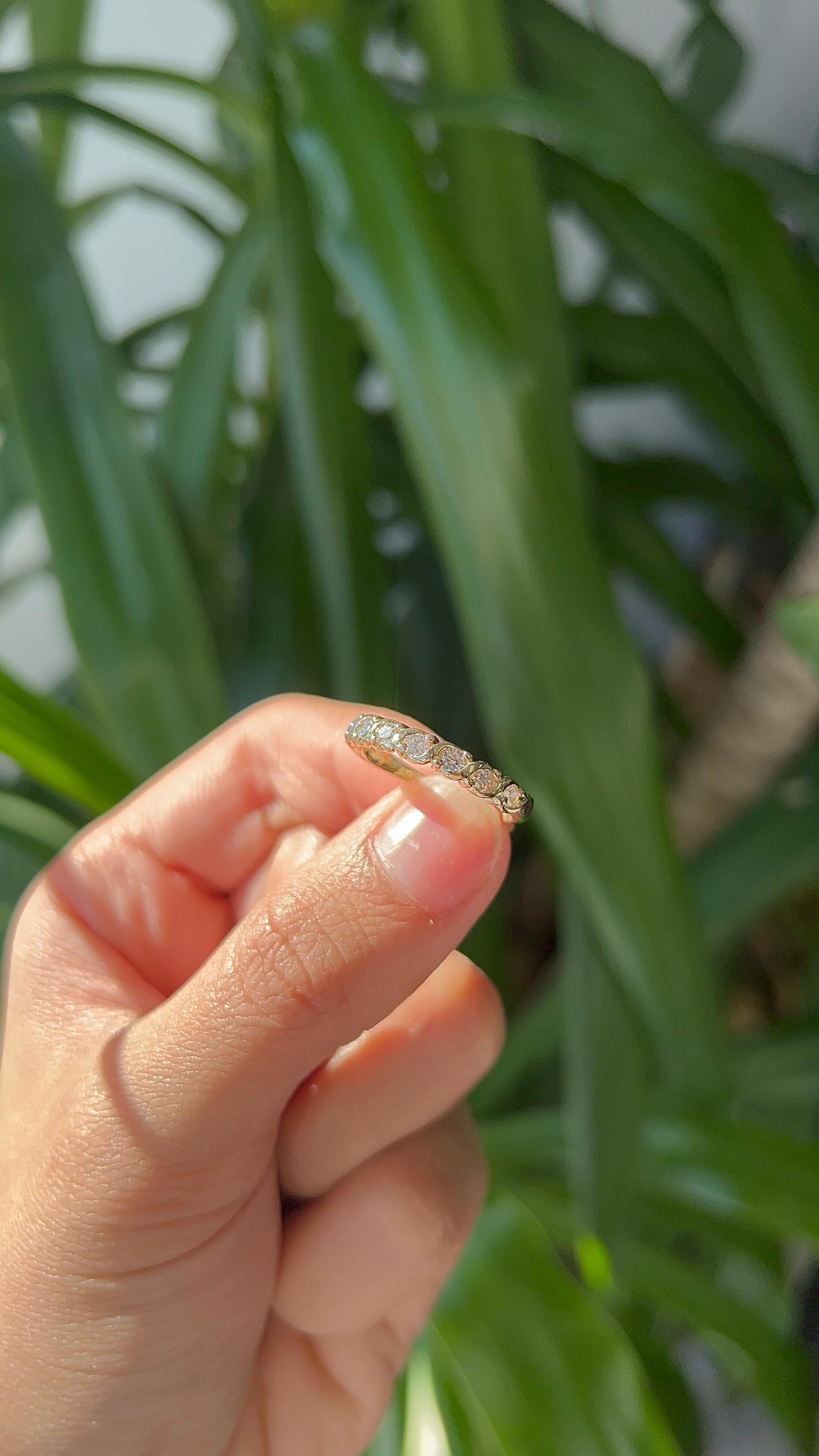Vintage Round Brilliant Diamonds in 18k Yellow Gold Band For Sale 2